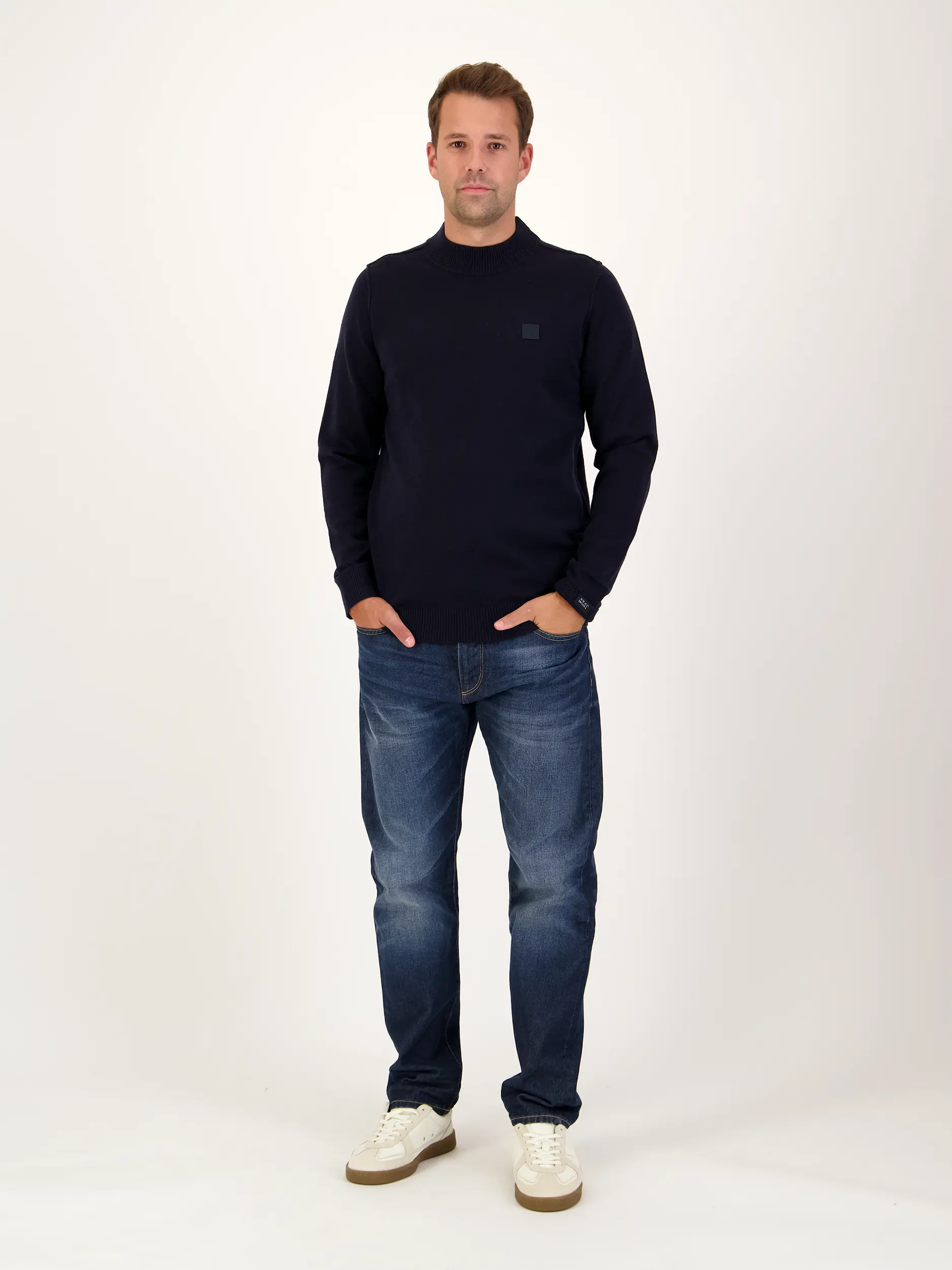 Pullover 'Clifden' aus Woll-Mix langarm - Artikel Teil eines Outfits getragen von einem Modell - Farbe: Blau