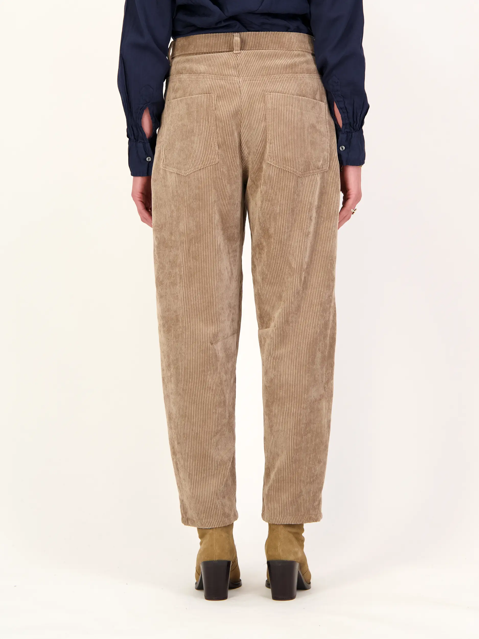 Cordhose 'Ocean' - Artikel Rückseite getragen von einem Modell - Farbe: Braun