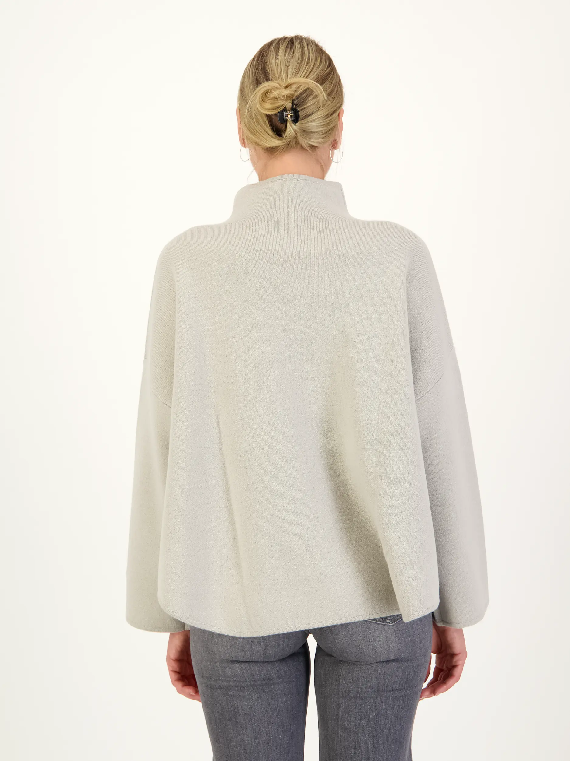 Pullover aus Wolle langarm - Artikel Rückseite getragen von einem Modell - Farbe: Grau