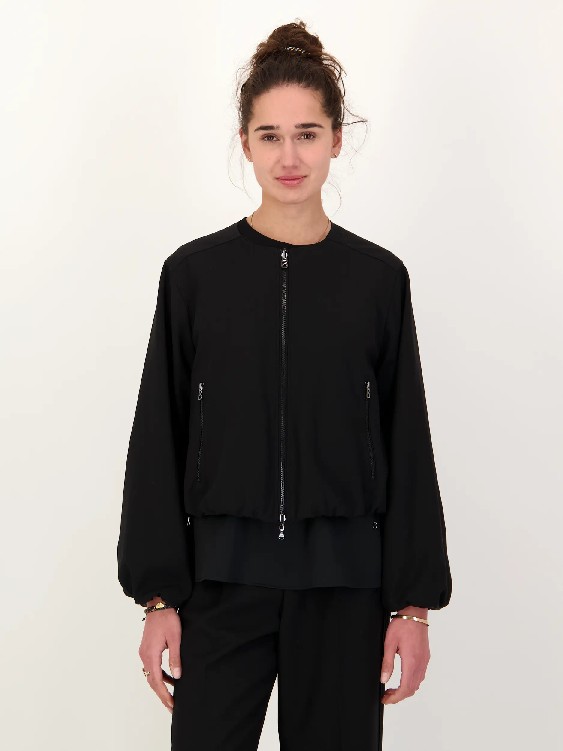 Jacke 'Yuma' - Artikel Vorderseite getragen von einem Modell - Farbe: Schwarz