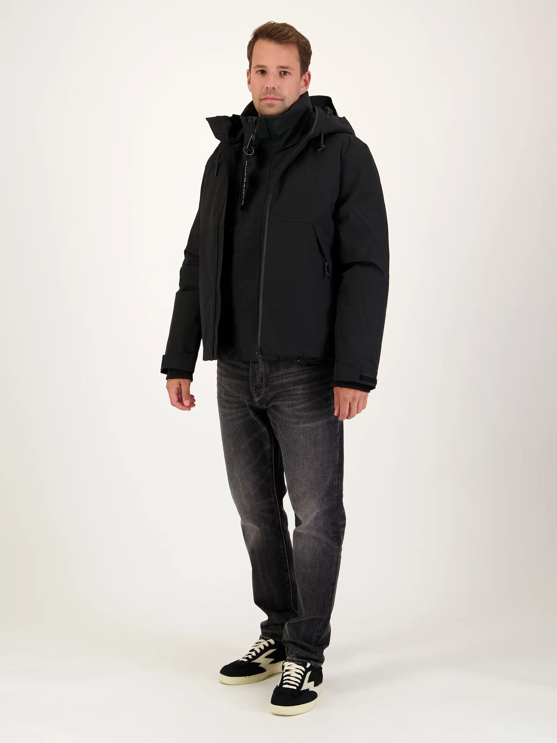 Wasserdichte Jacke 'Corentin' - Artikel Teil eines Outfits getragen von einem Modell - Farbe: Schwarz
