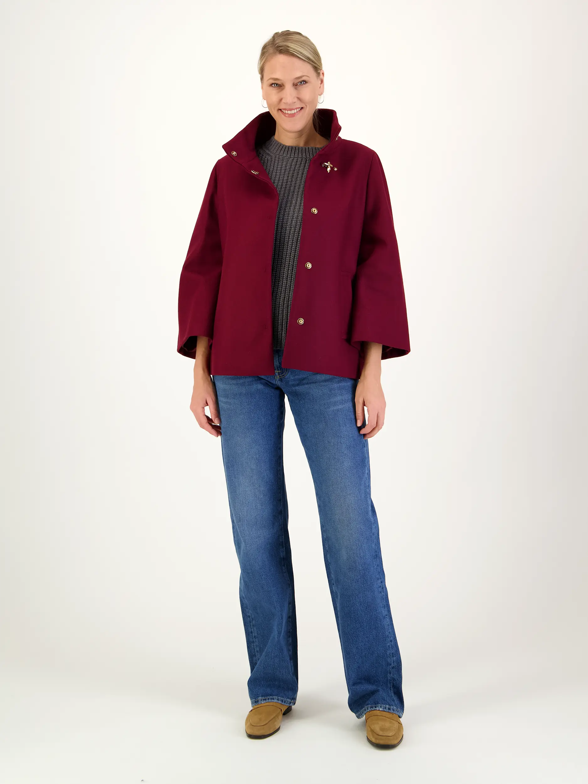 Wolljacke  - Artikel Teil eines Outfits getragen von einem Modell - Farbe: Rot