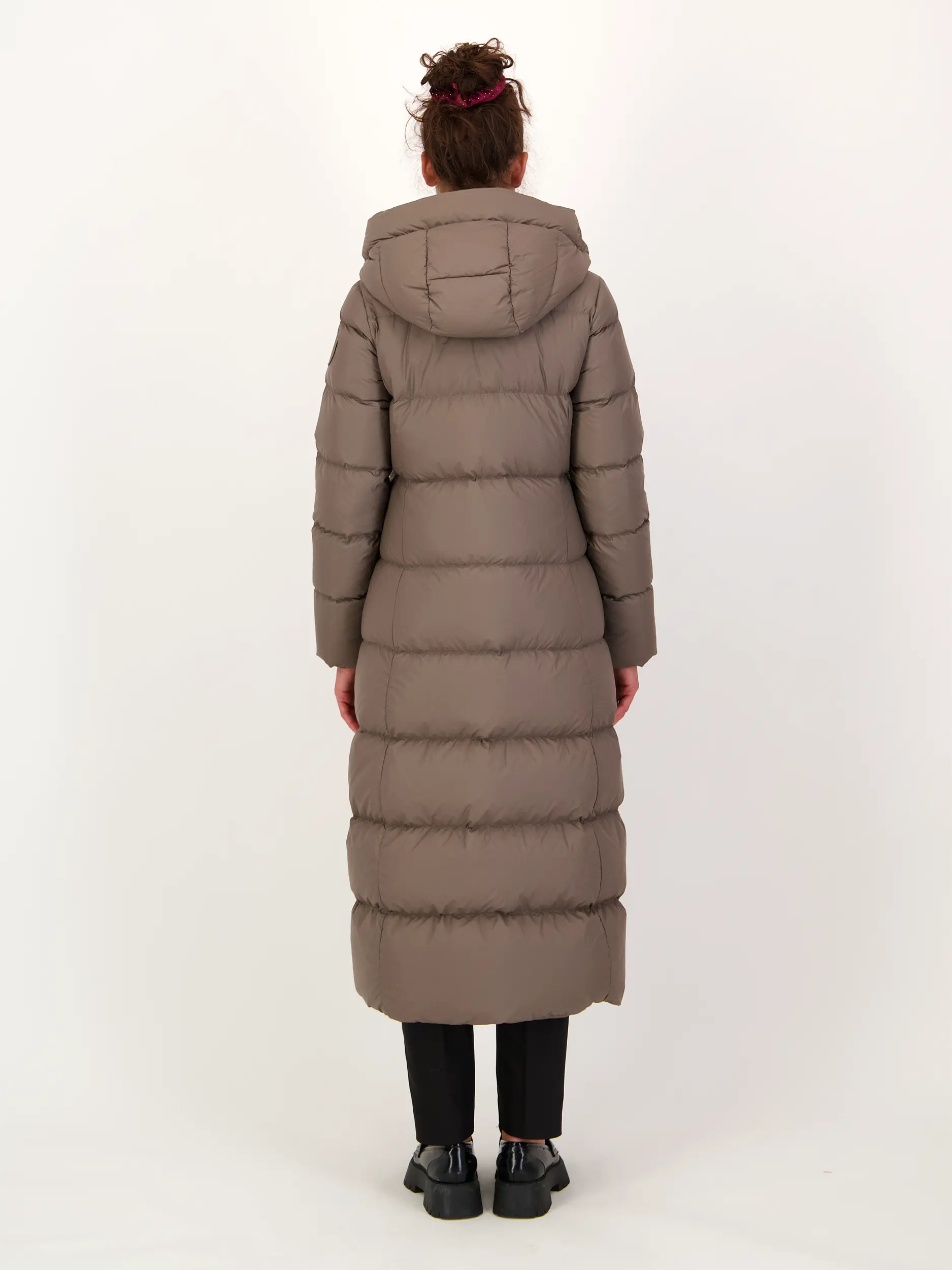 Daunenmantel 'Mystique Puffer' - Artikel Rückseite getragen von einem Modell - Farbe: Braun