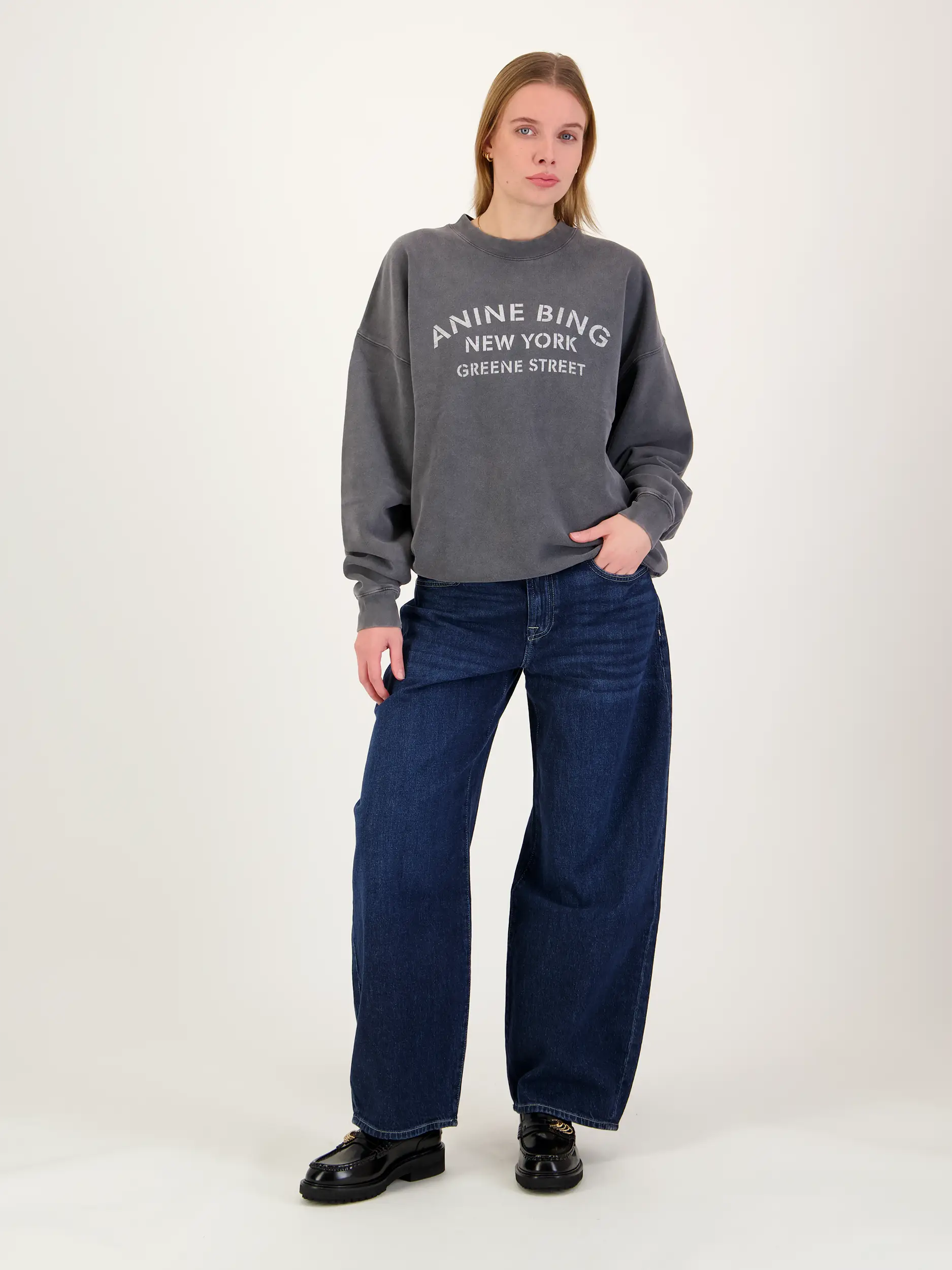 High Rise Barrel Jeans 'Bonnie' - Artikel Teil eines Outfits getragen von einem Modell - Farbe: Blau