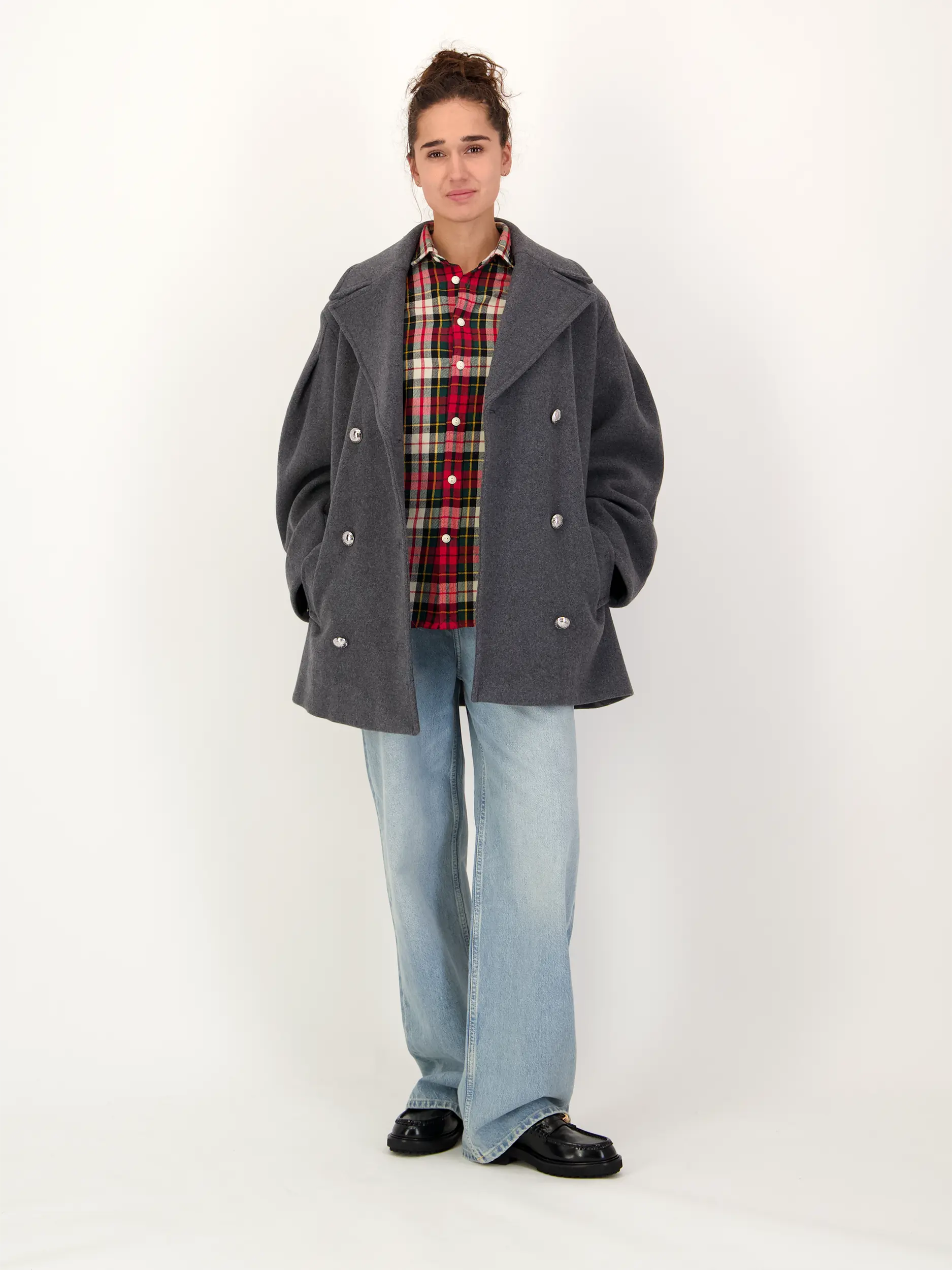 Karierte Baumwollbluse - Artikel Teil eines Outfits getragen von einem Modell - Farbe: Rot