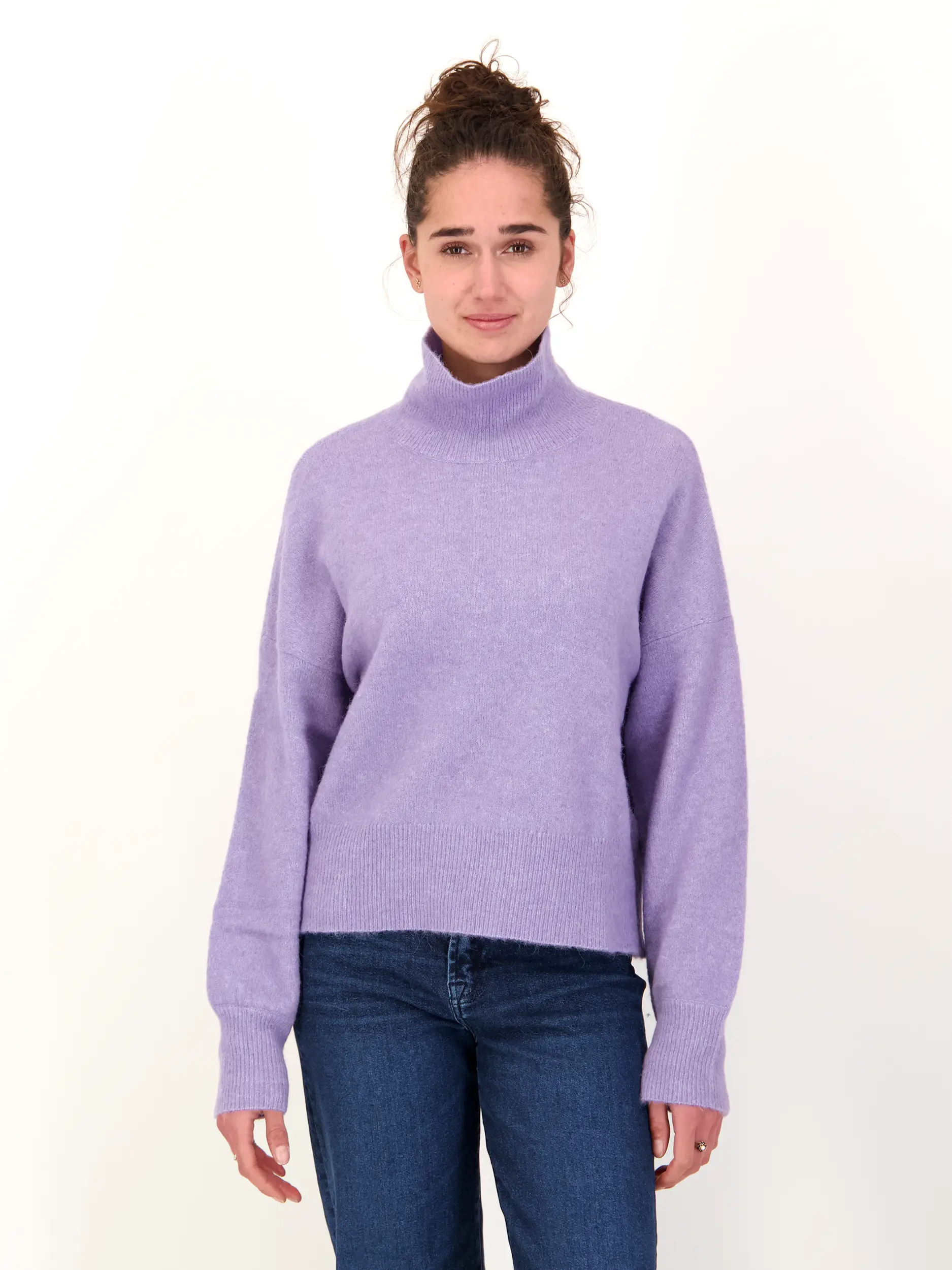 Pullover 'Nola' - Artikel Vorderseite getragen von einem Modell - Farbe: Violett