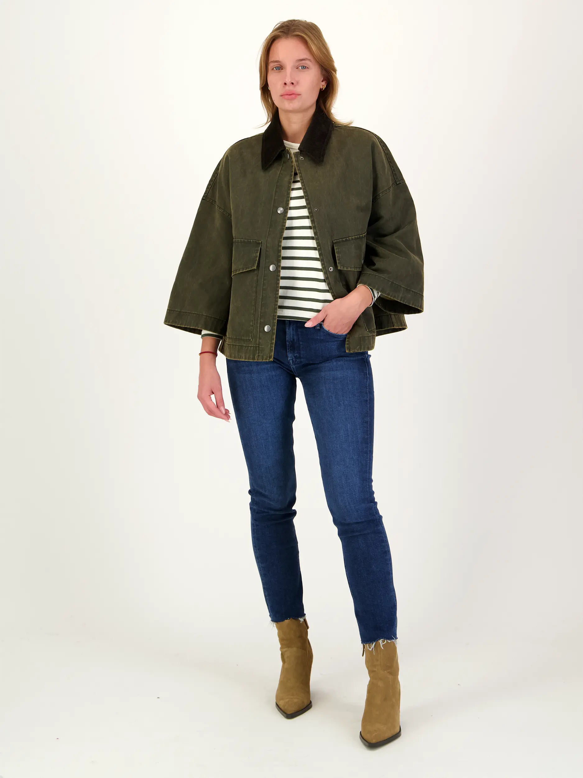 Jacke - Artikel Teil eines Outfits getragen von einem Modell - Farbe: Grün