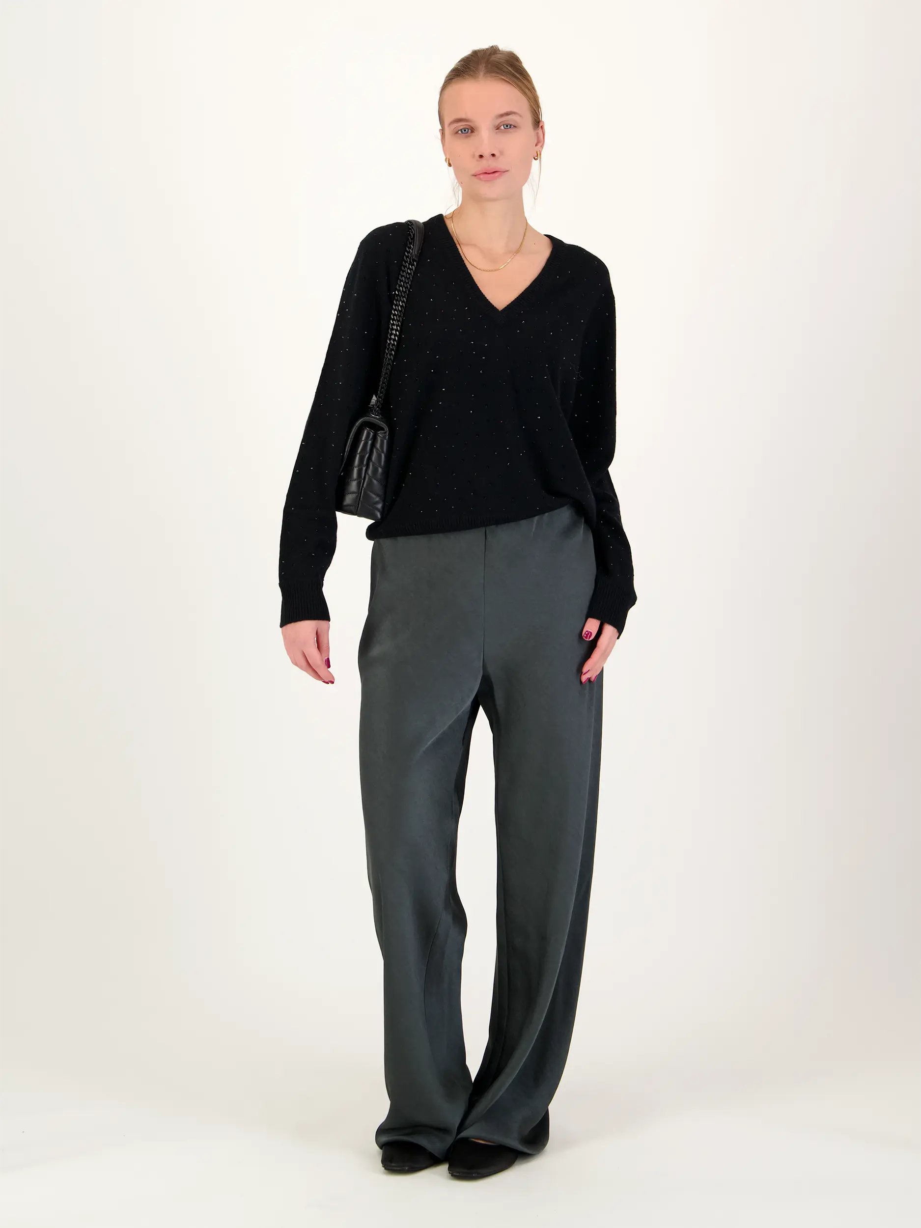 Pullover aus Wolle langarm - Artikel Teil eines Outfits getragen von einem Modell - Farbe: Schwarz