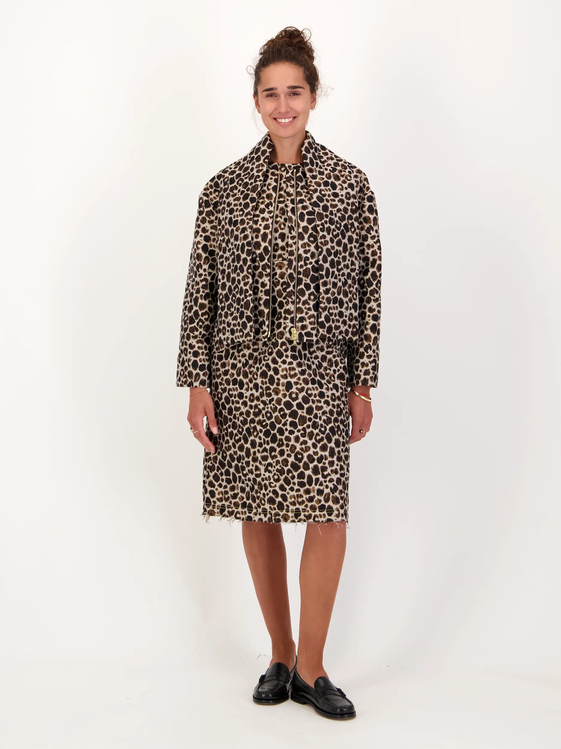 Leopard Jacquard Kleid - Artikel Teil eines Outfits getragen von einem Modell - Farbe: Braun