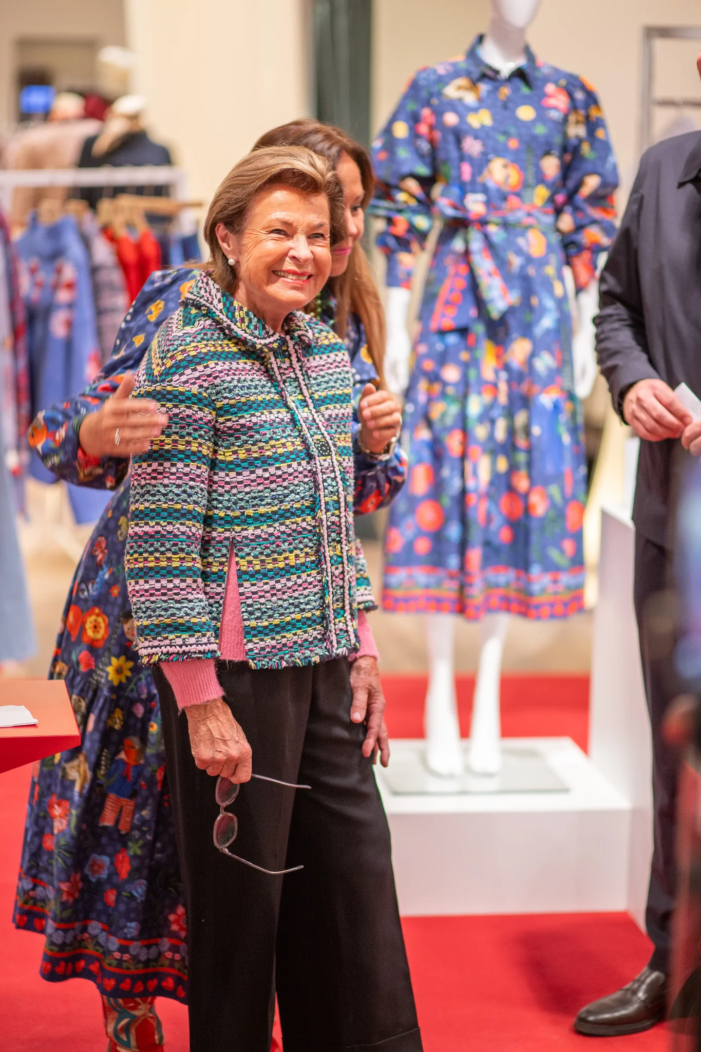 Gästin in farbenfrohem Strick vor ausgestellten Maison-Common-Looks