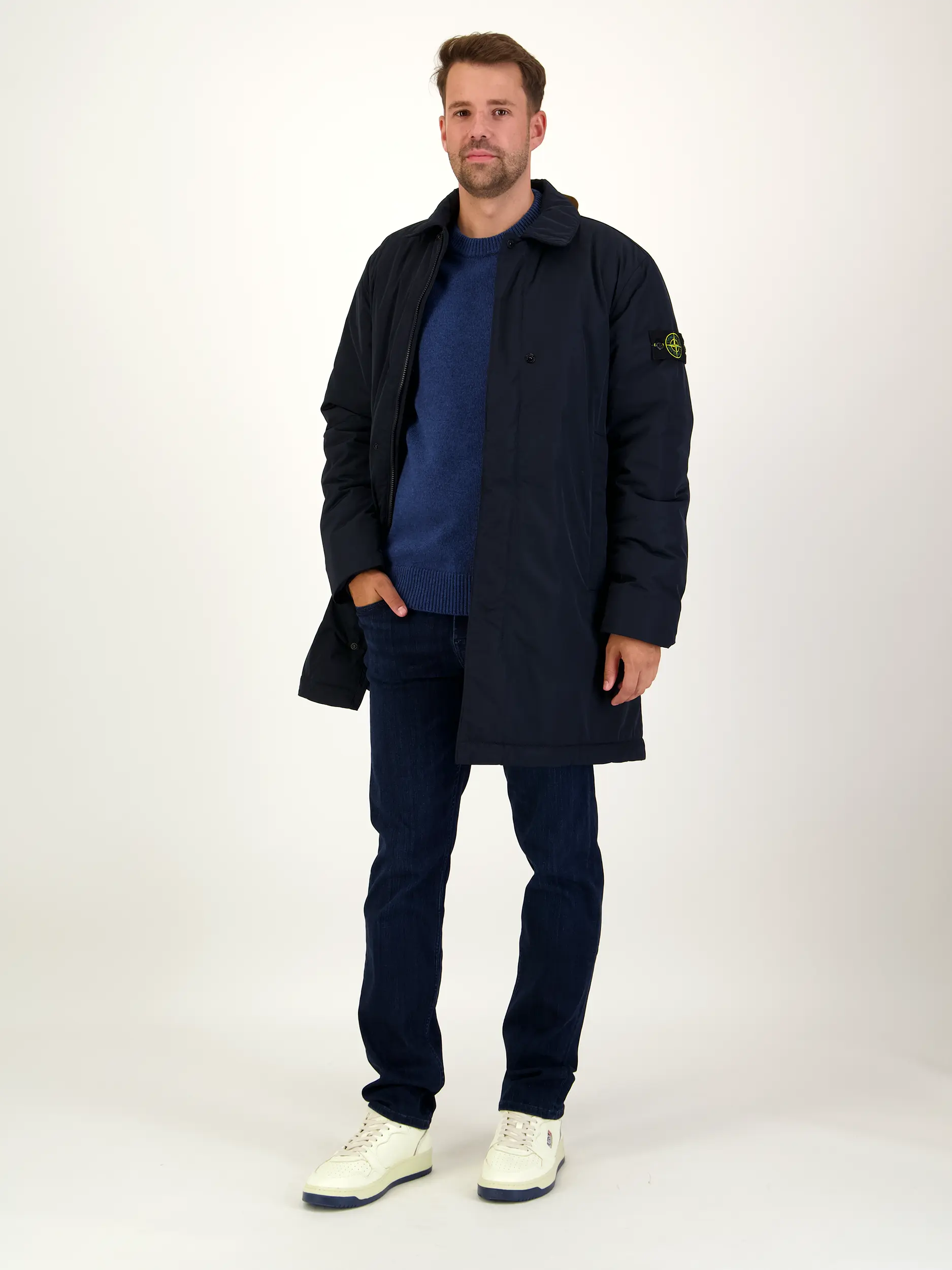 Pullover - Artikel Teil eines Outfits getragen von einem Modell