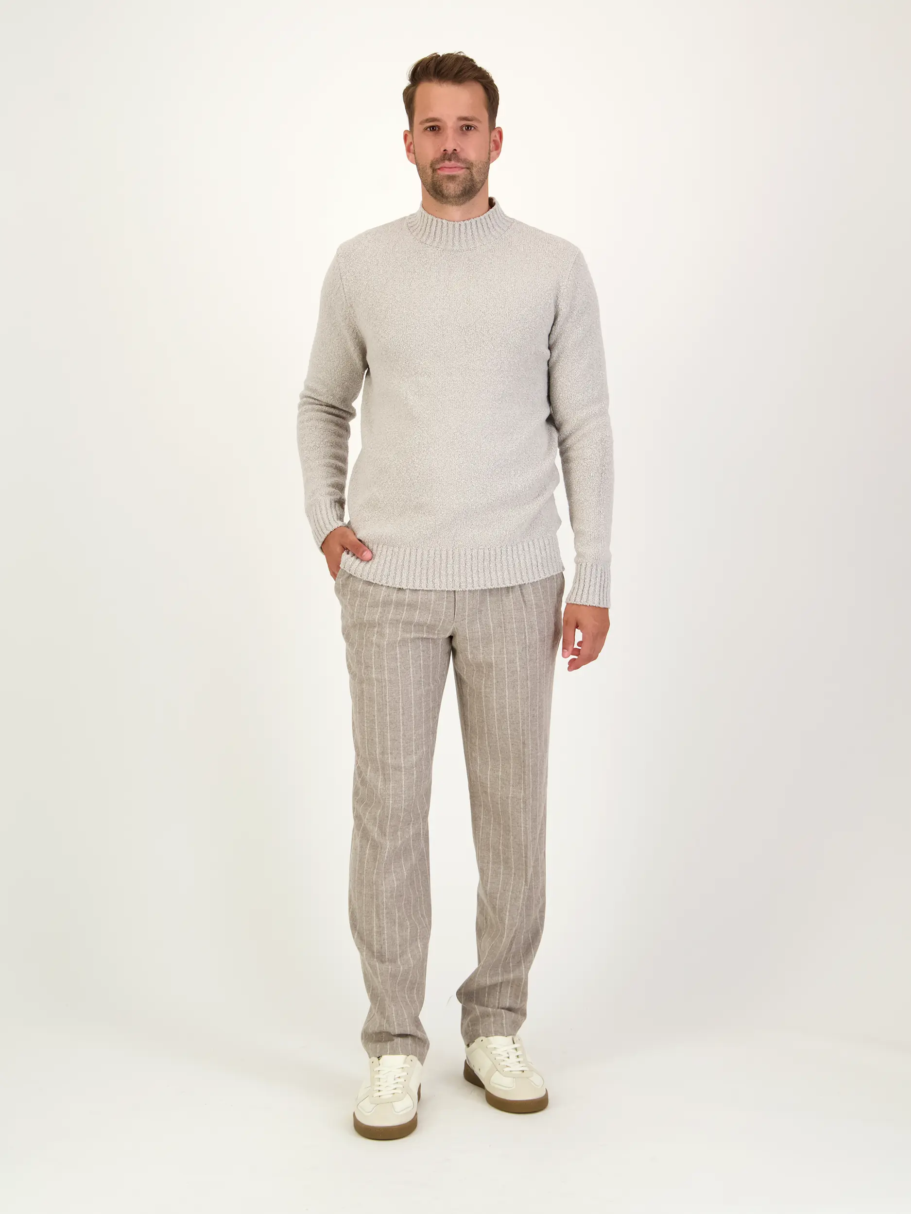 Bundfaltenhose - Artikel Teil eines Outfits getragen von einem Modell - Farbe: Braun