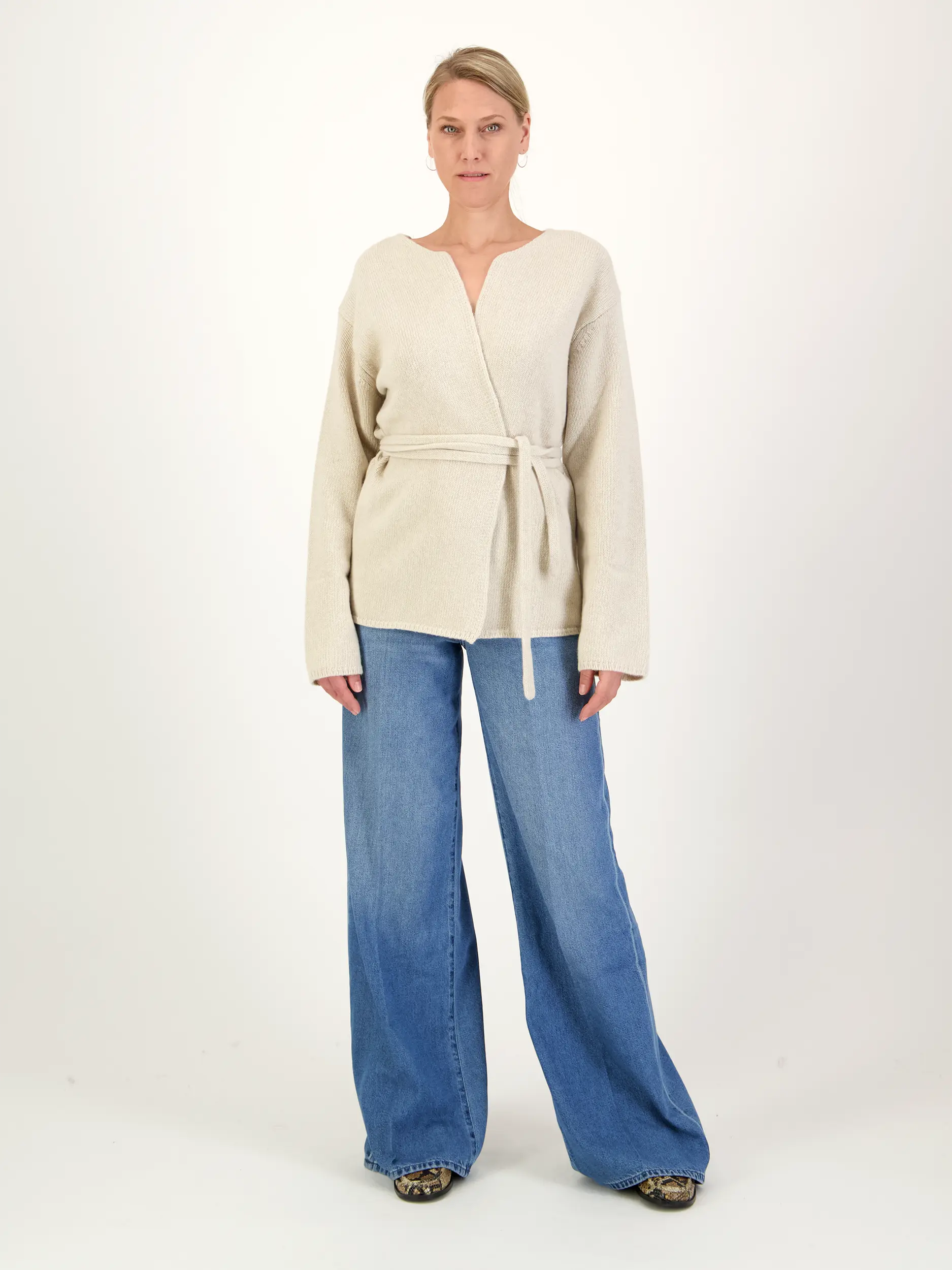 Strickjacke 'Victoria' aus Kaschmir-Mix langarm - Artikel Teil eines Outfits getragen von einem Modell - Farbe: Beige