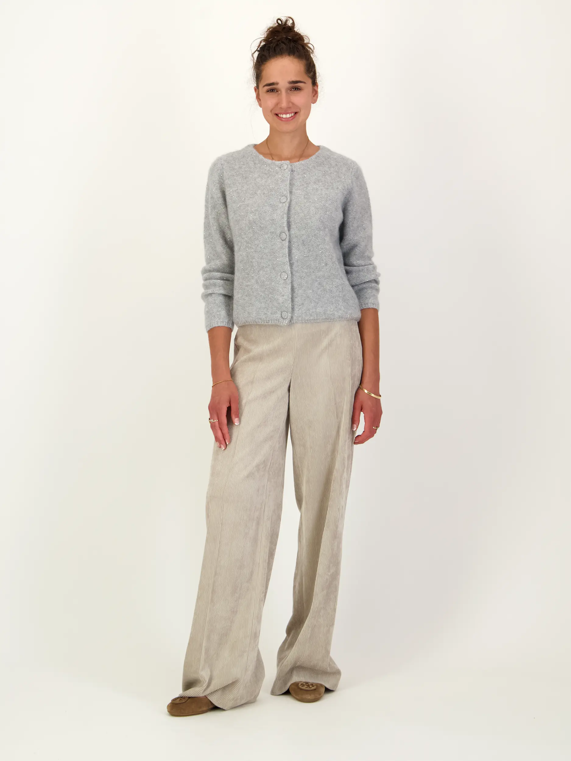 Strickjacke aus Kaschmir-Mix langarm - Artikel Teil eines Outfits getragen von einem Modell - Farbe: Grau