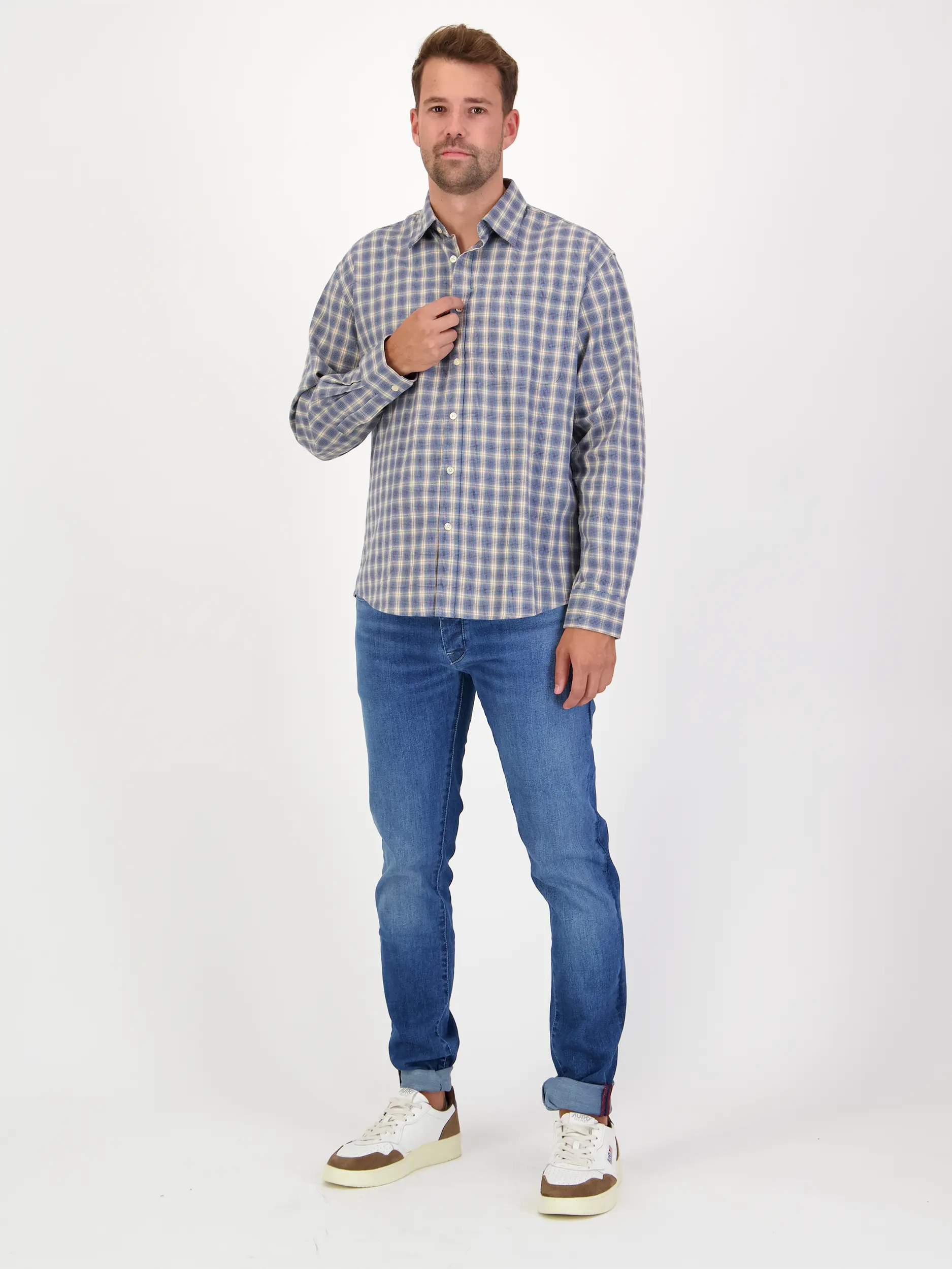 Hemd 'Deon' - Artikel Teil eines Outfits getragen von einem Modell - Farbe: Blau