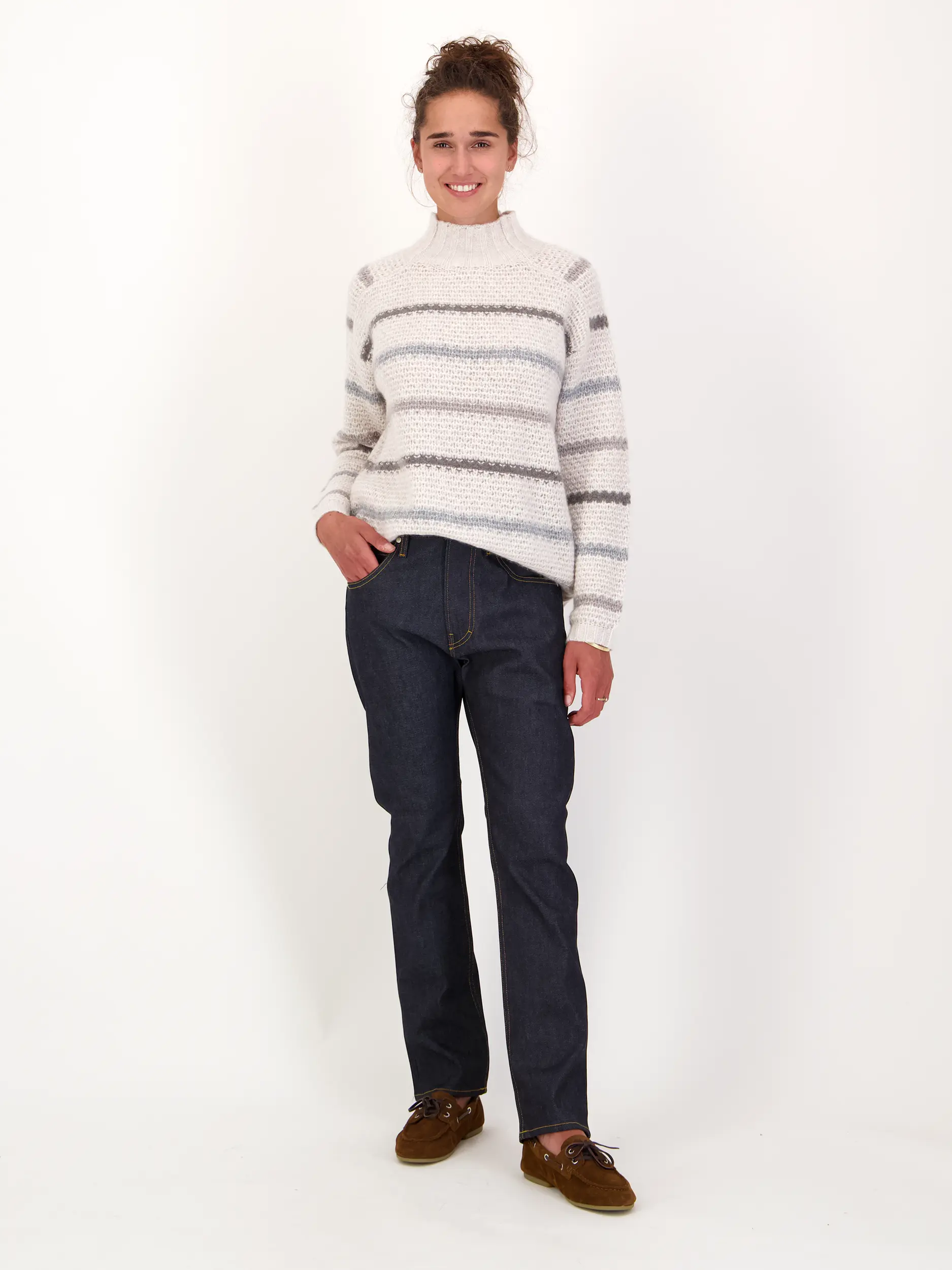 Pullover aus Kaschmir-Mix - Artikel Teil eines Outfits getragen von einem Modell - Farbe: Creme