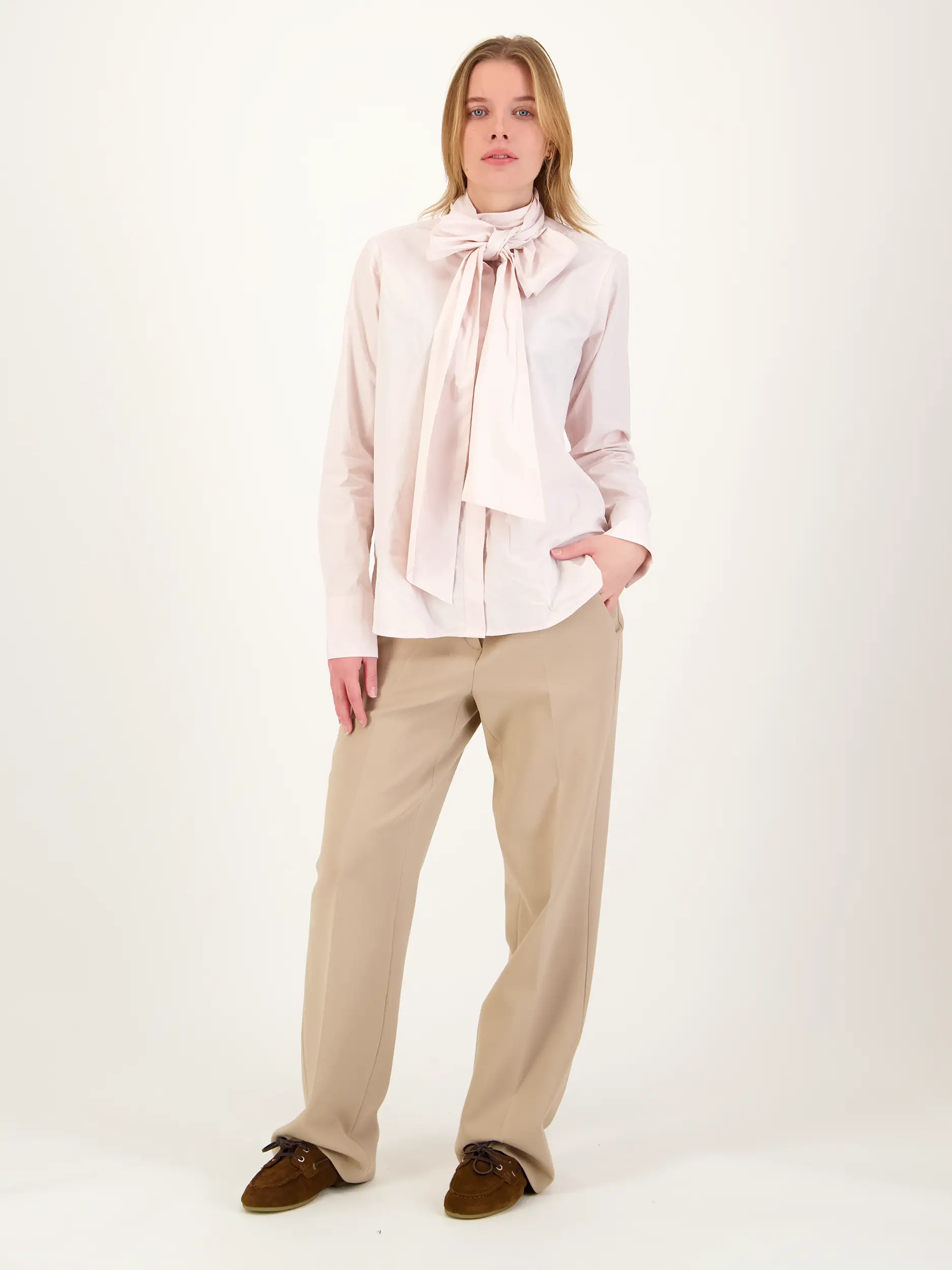 Bundfaltenhose 'Goldy' - Artikel Teil eines Outfits getragen von einem Modell - Farbe: Beige
