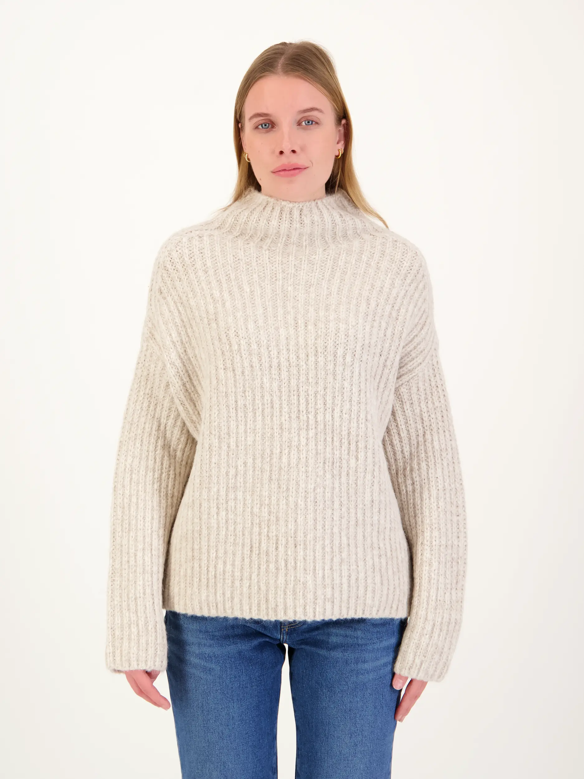 Pullover aus Alpaka langarm - Artikel Vorderseite getragen von einem Modell - Farbe: Creme
