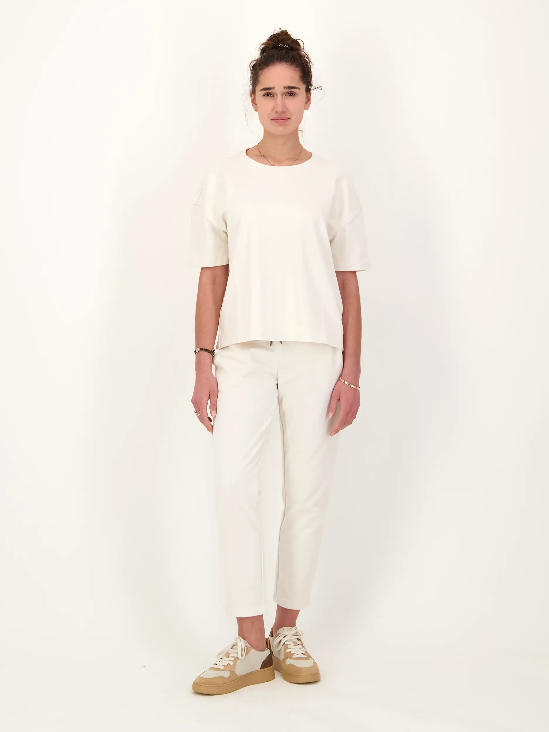 T-Shirt 'Eliane' - Artikel Teil eines Outfits getragen von einem Modell - Farbe: Creme