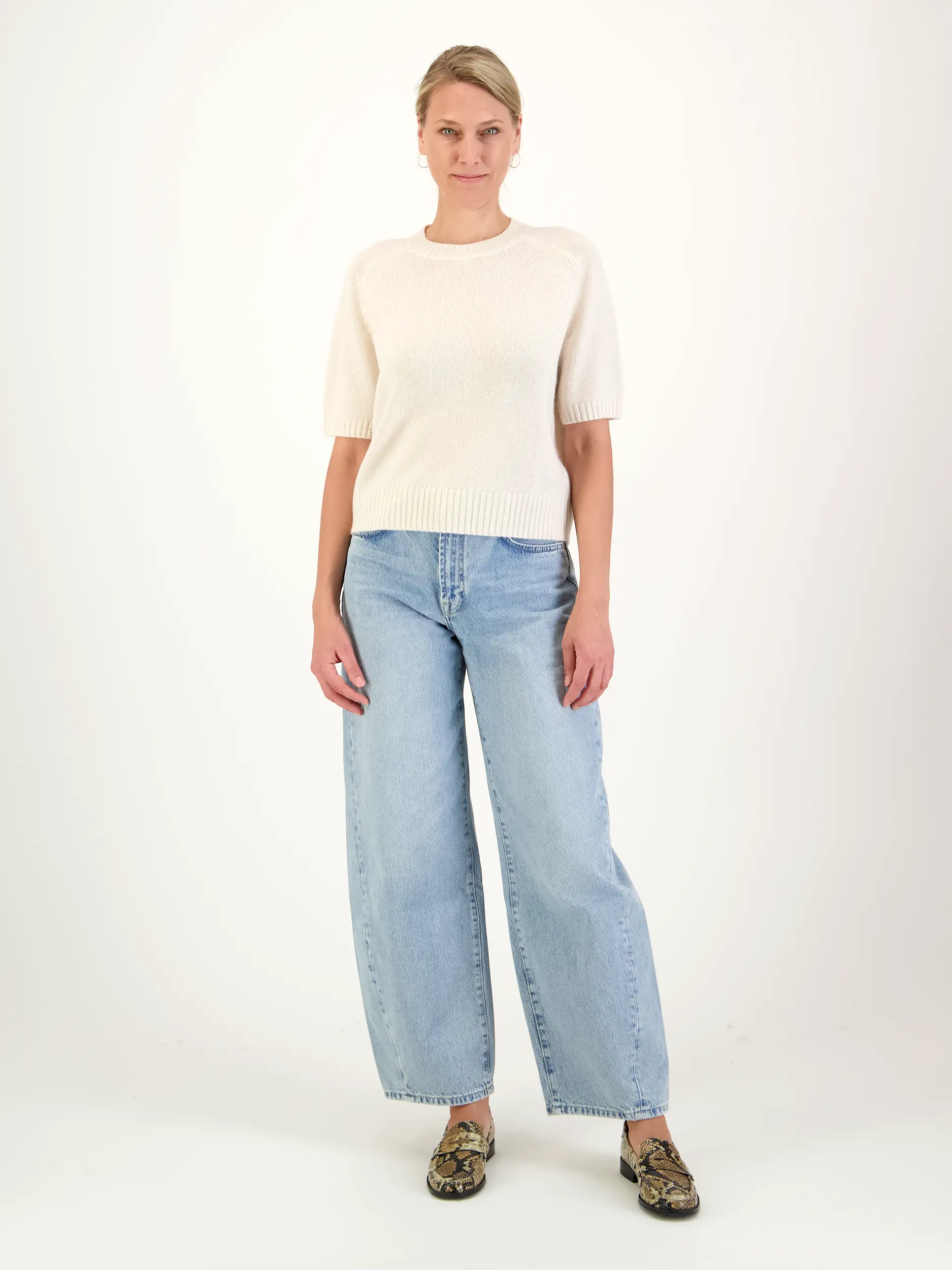 Pullover aus Kaschmir 3/4-Arm - Artikel Teil eines Outfits getragen von einem Modell - Farbe: Creme