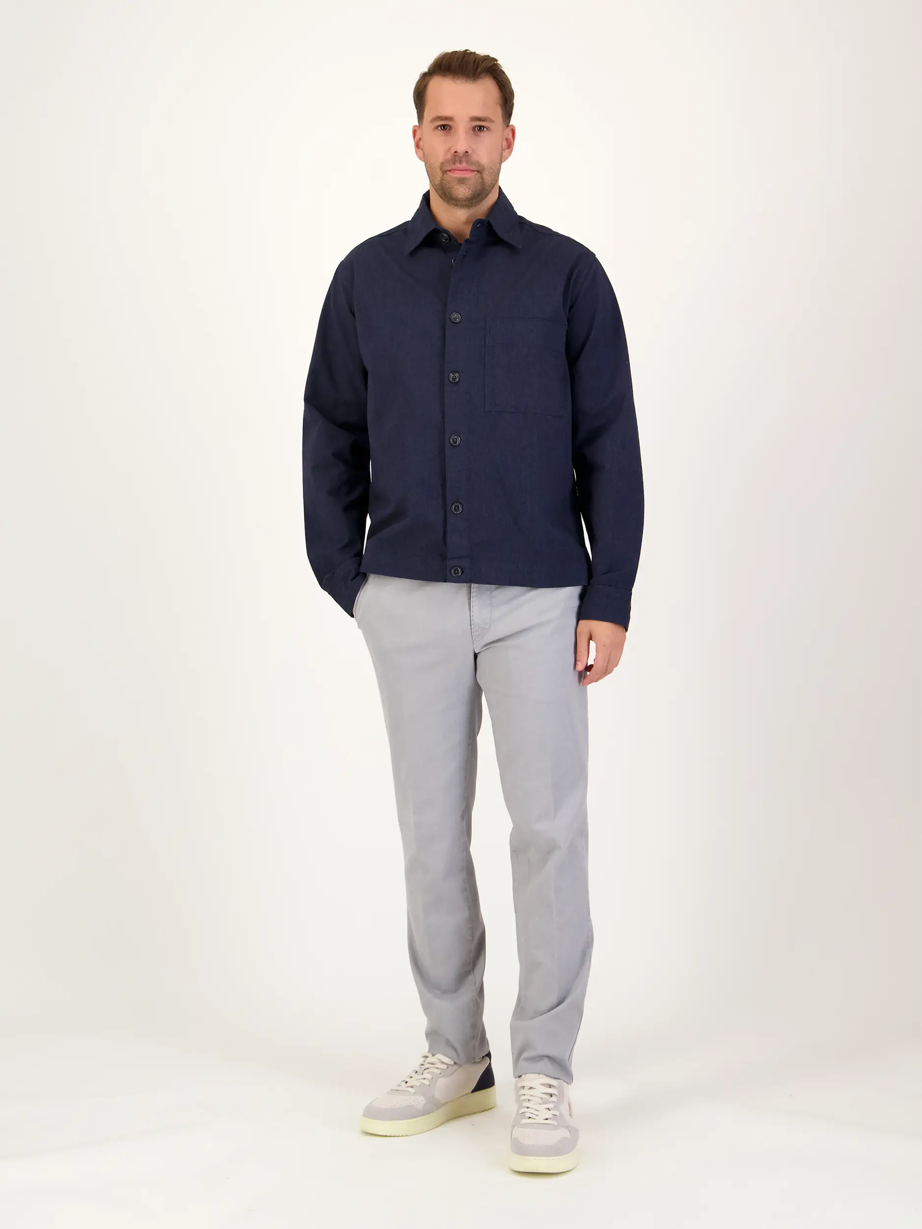 Hemd mit Kentkragen langarm - Artikel Teil eines Outfits getragen von einem Modell - Farbe: Blau Hemd mit Kentkragen langarm - Artikel Teil eines Outfits getragen von einem Modell - Farbe: Blau