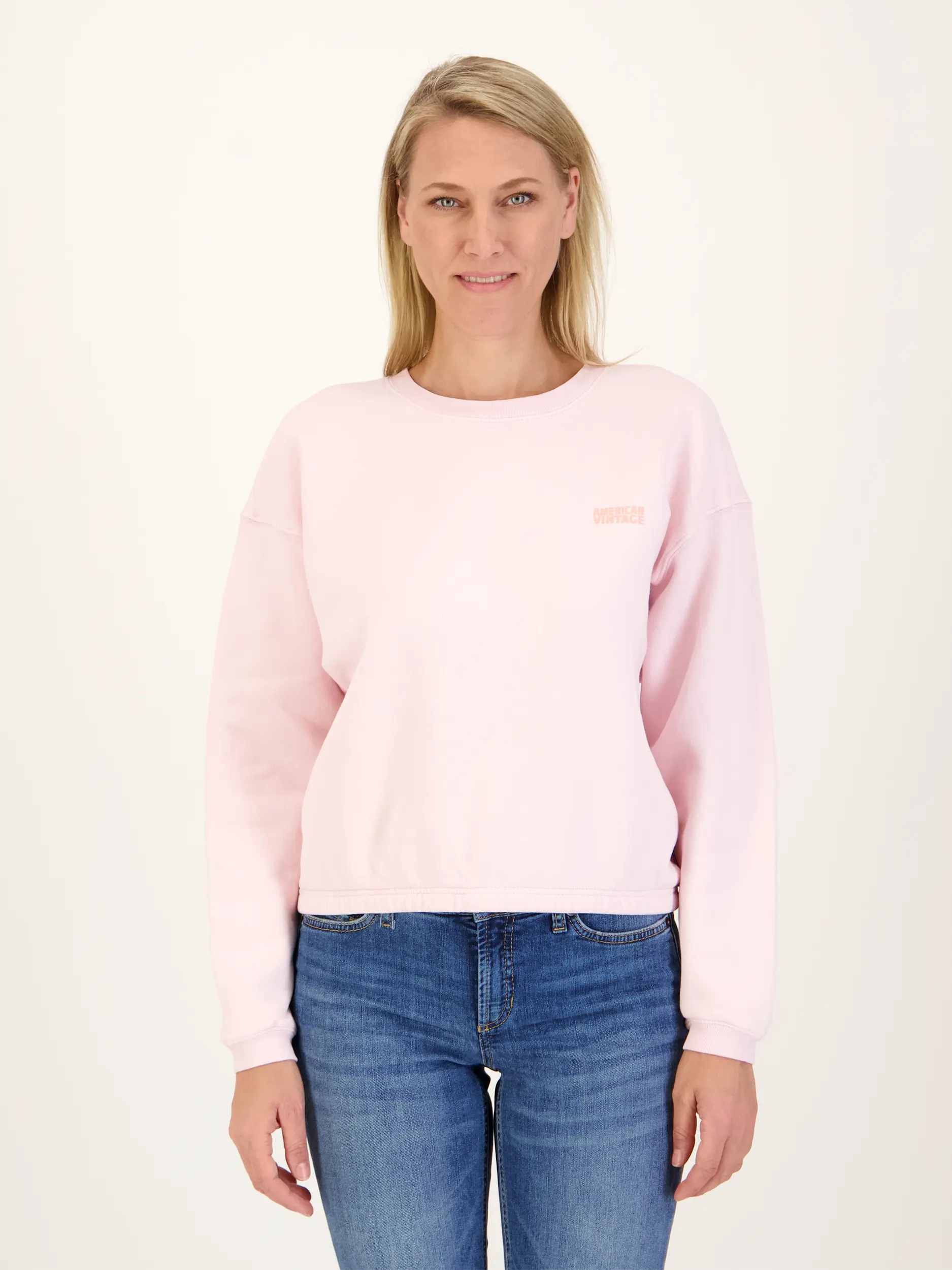 Sweatshirt - Artikel Vorderseite getragen von einem Modell