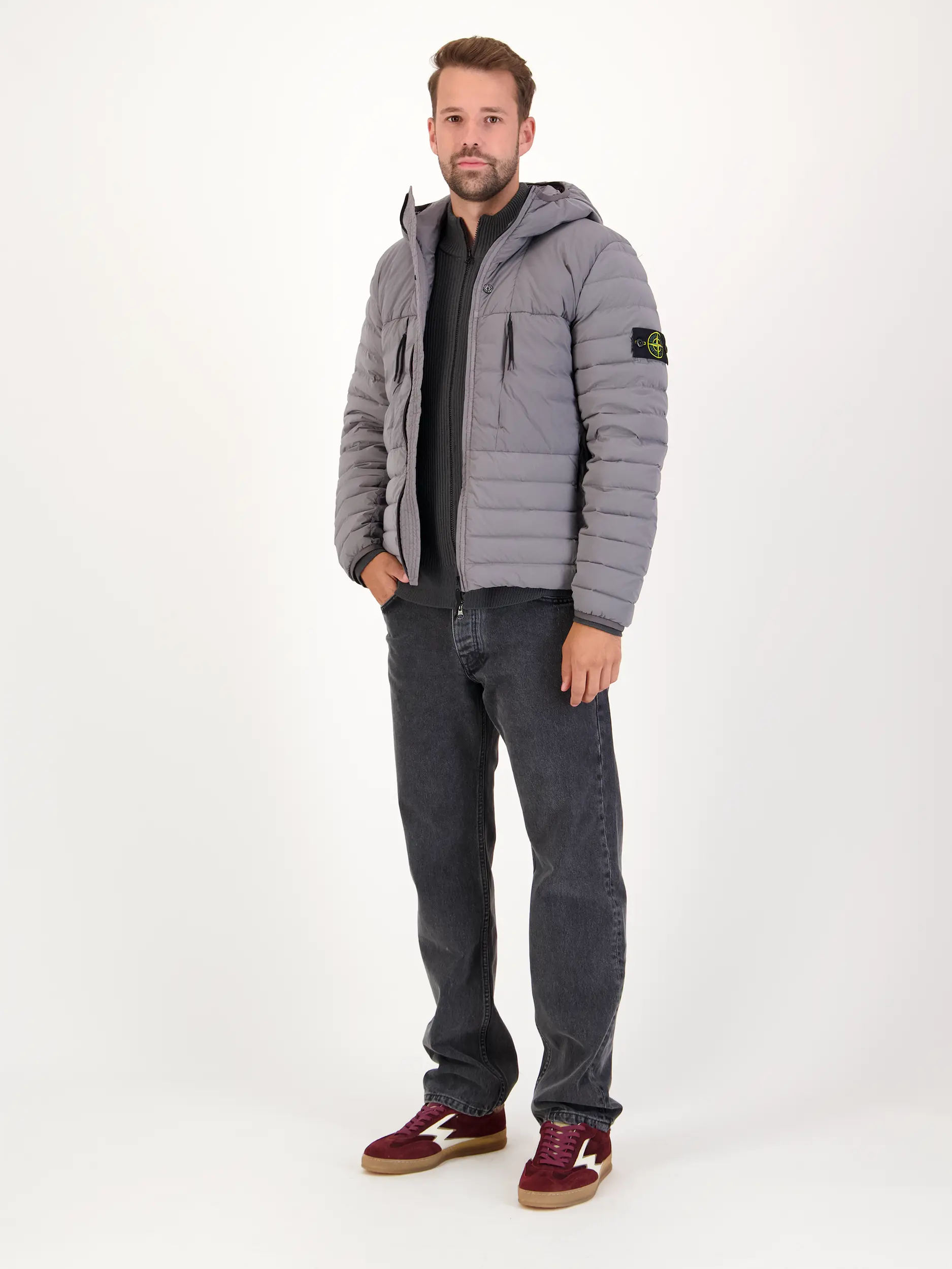 Wasserabweisende Daunenjacke - Artikel Teil eines Outfits getragen von einem Modell - Farbe: Grau