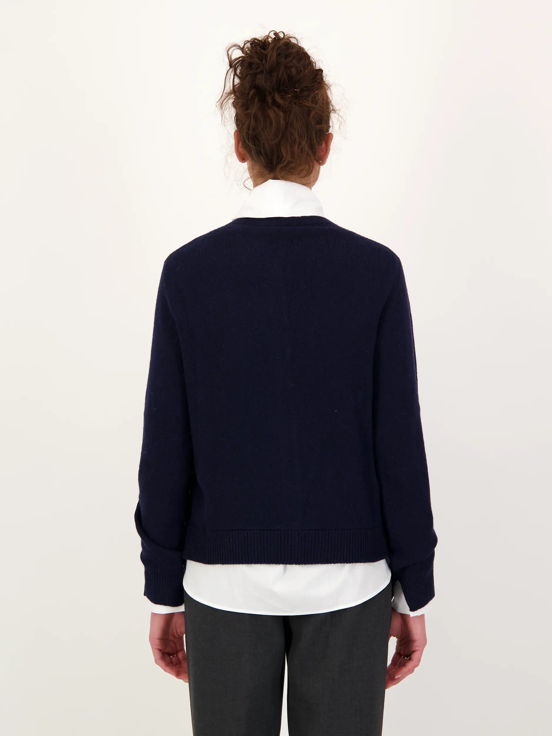 Strickjacke aus Wolle - Artikel Rückseite getragen von einem Modell - Farbe: Blau