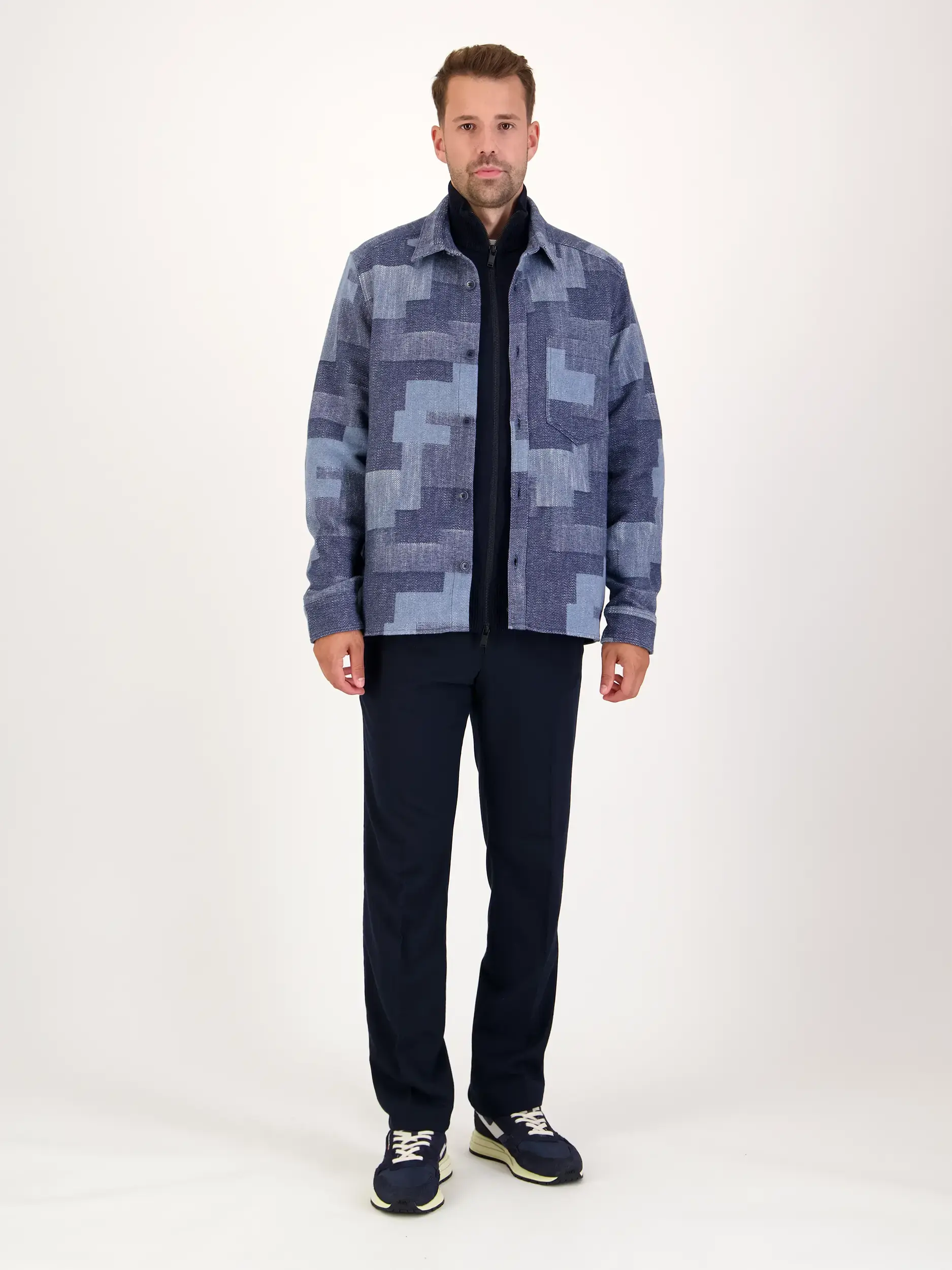 Overshirt 'Dieggo' mit Kentkragen langarm - Artikel Teil eines Outfits getragen von einem Modell - Farbe: Blau