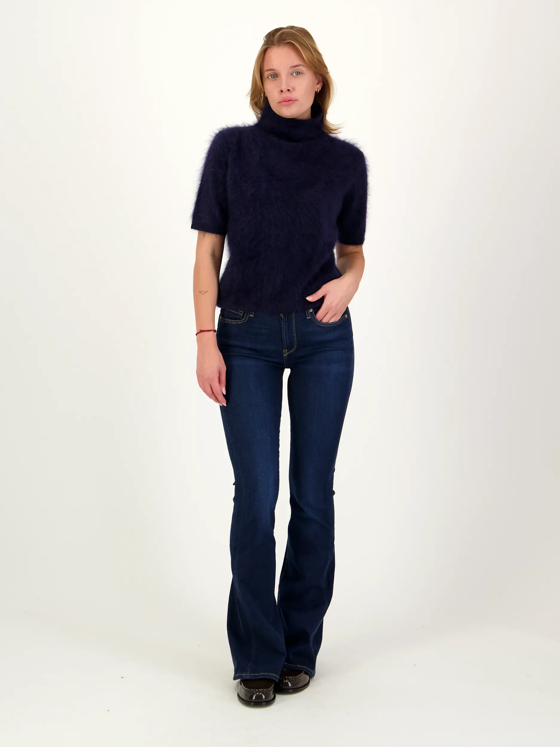 Pullover 'Madelene' aus Kaschmir kurzarm - Artikel Teil eines Outfits getragen von einem Modell - Farbe: Blau