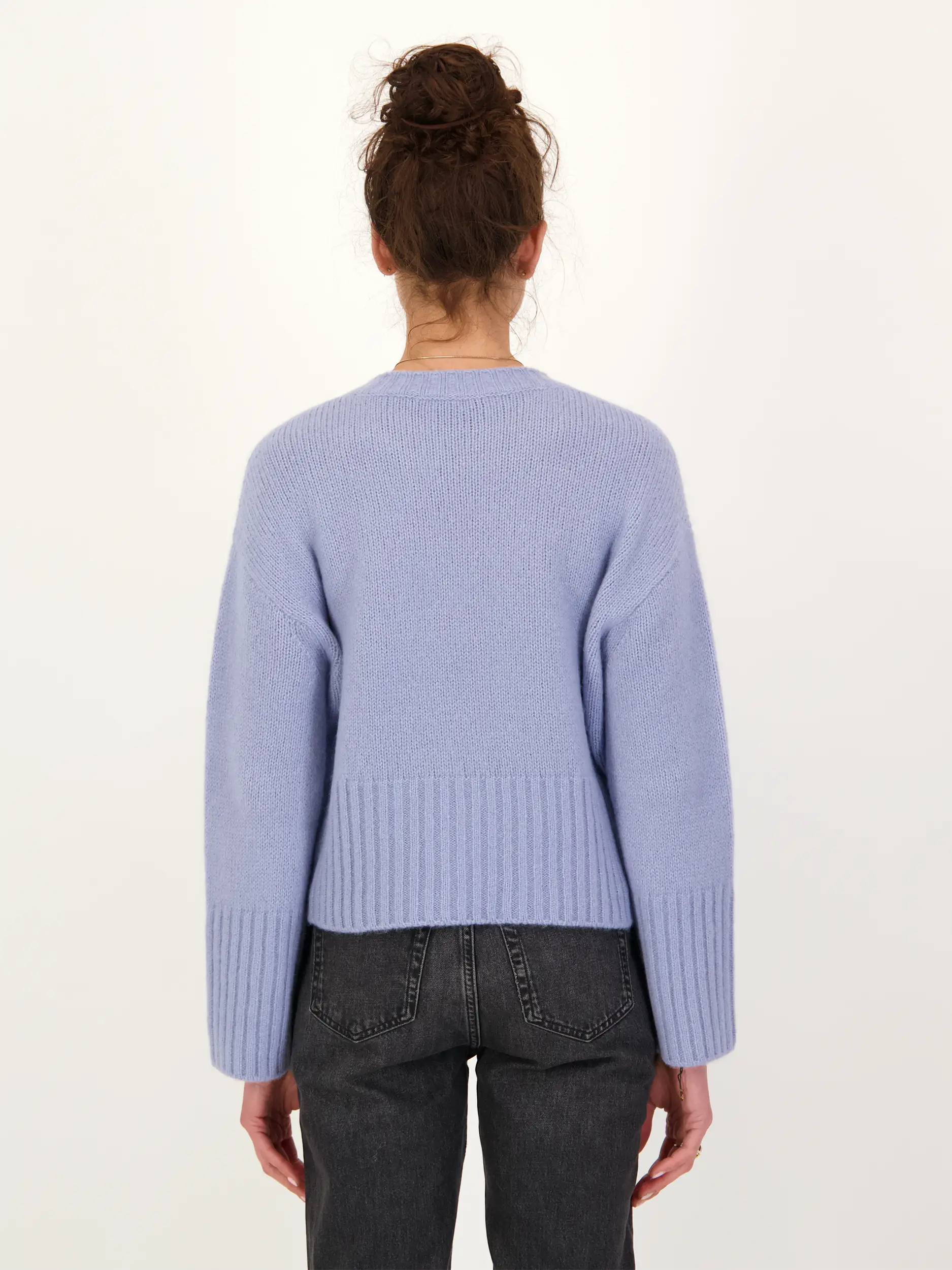 Pullover 'Hagi' aus Kaschmir Seide Mix - Artikel Rückseite getragen von einem Modell - Farbe: Blau