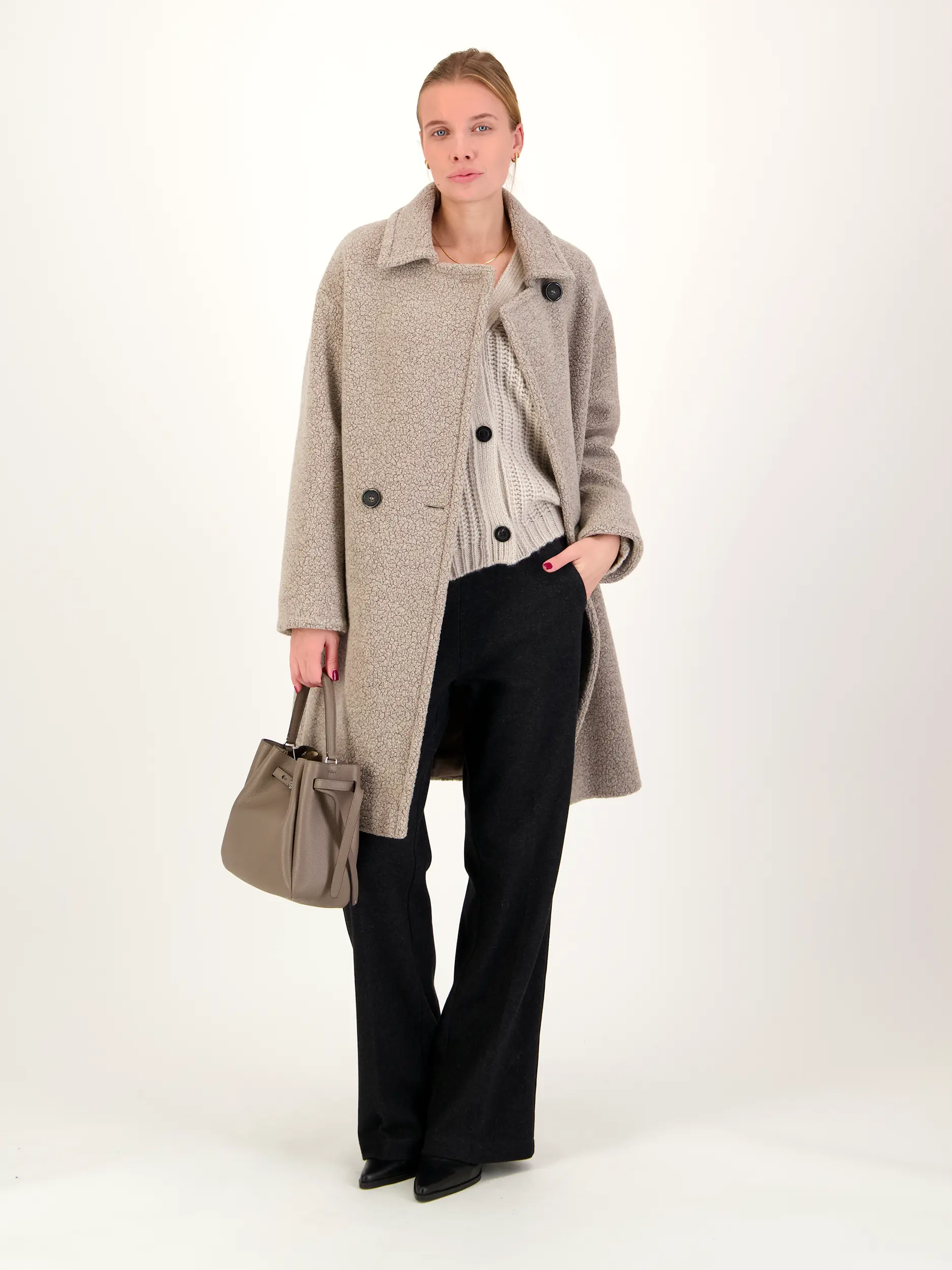 Strickjacke aus Kaschmir - Artikel Teil eines Outfits getragen von einem Modell - Farbe: Creme