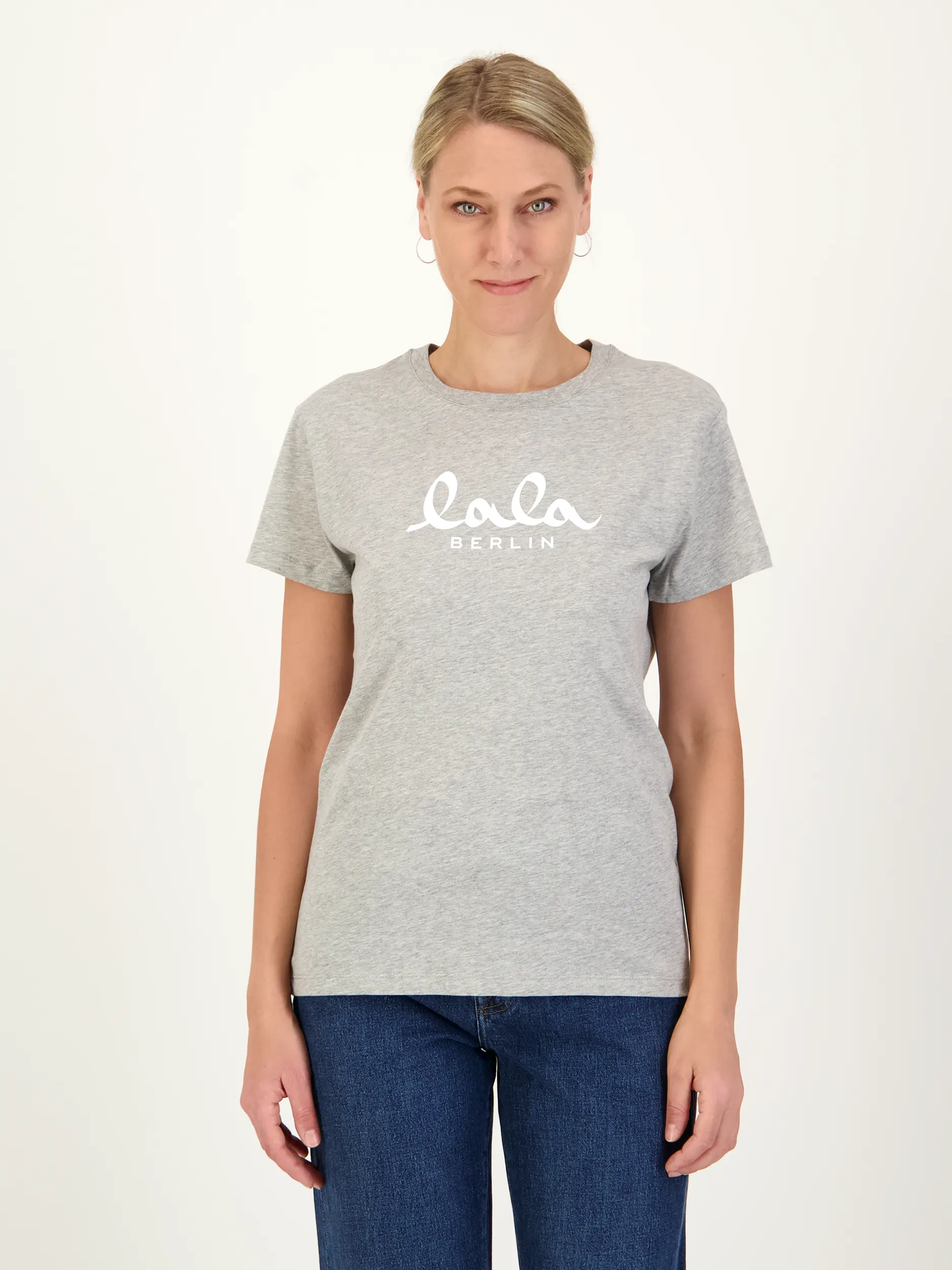 T-Shirt 'Lala' - Artikel Vorderseite getragen von einem Modell - Farbe: Grau