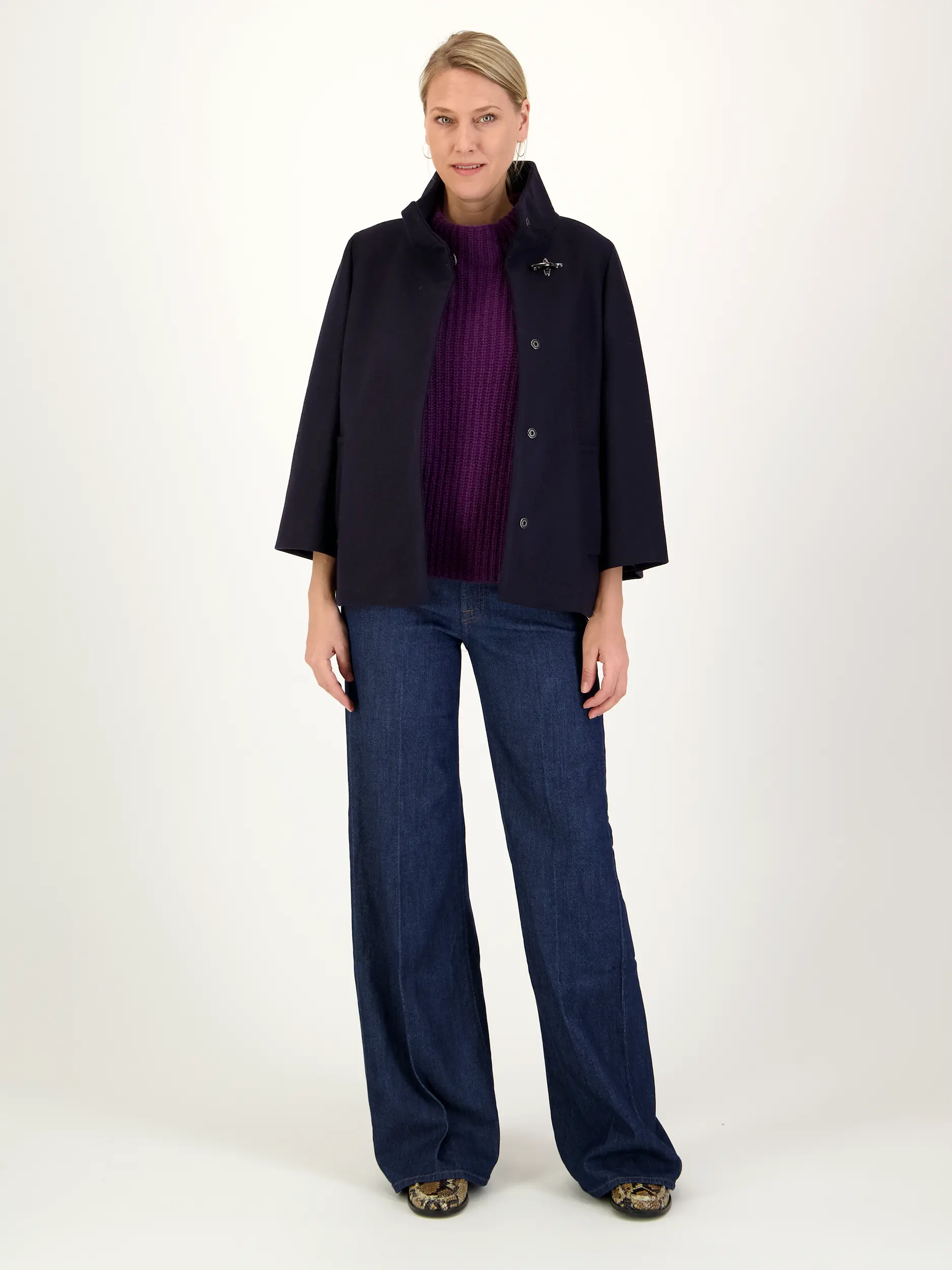 Pullover 'Fallou' aus Kaschmir langarm - Artikel Teil eines Outfits getragen von einem Modell - Farbe: Violett