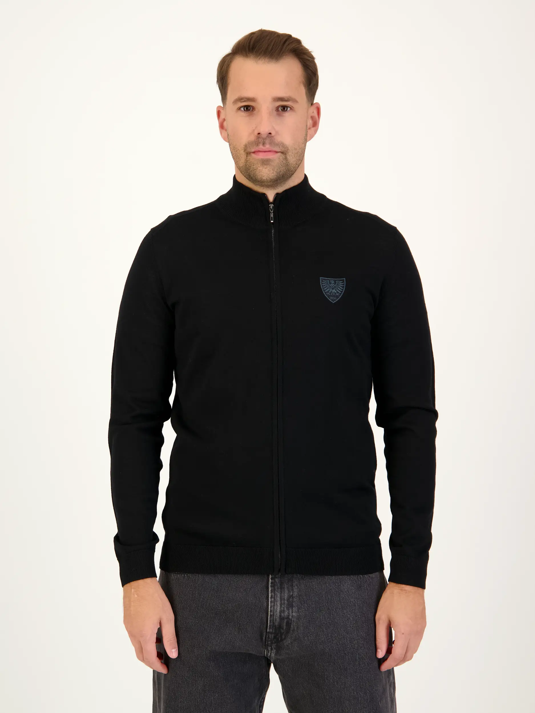 Preußen Münster Strickjacke aus Merinowolle - Artikel Vorderseite getragen von einem Modell - Farbe: Schwarz Preußen Münster Strickjacke aus Merinowolle - Artikel Vorderseite getragen von einem Modell - Farbe: Schwarz