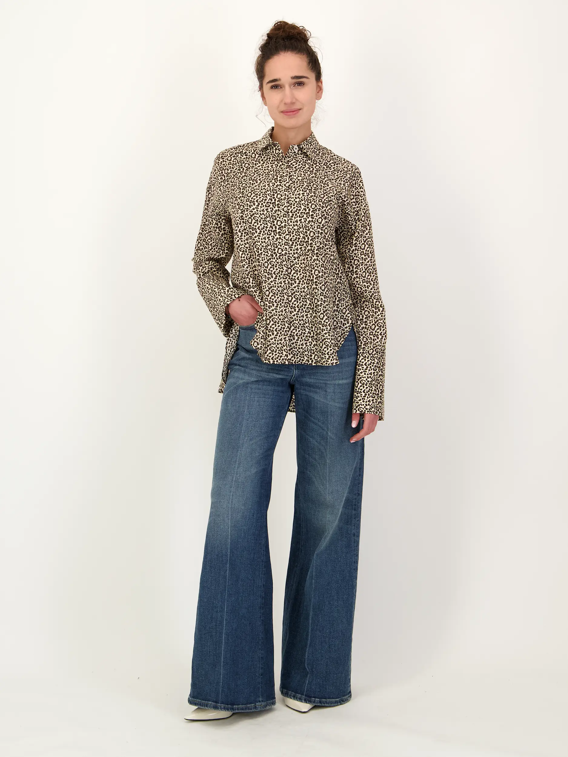 gemusterte Bluse aus Seide langarm - Artikel Teil eines Outfits getragen von einem Modell - Farbe: Braun