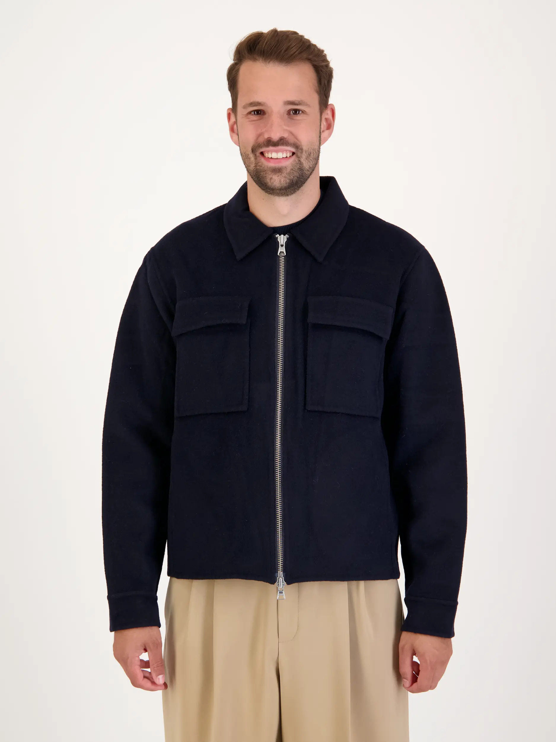 Overshirt 'Alban' aus Wolle - Artikel Vorderseite getragen von einem Modell - Farbe: Blau