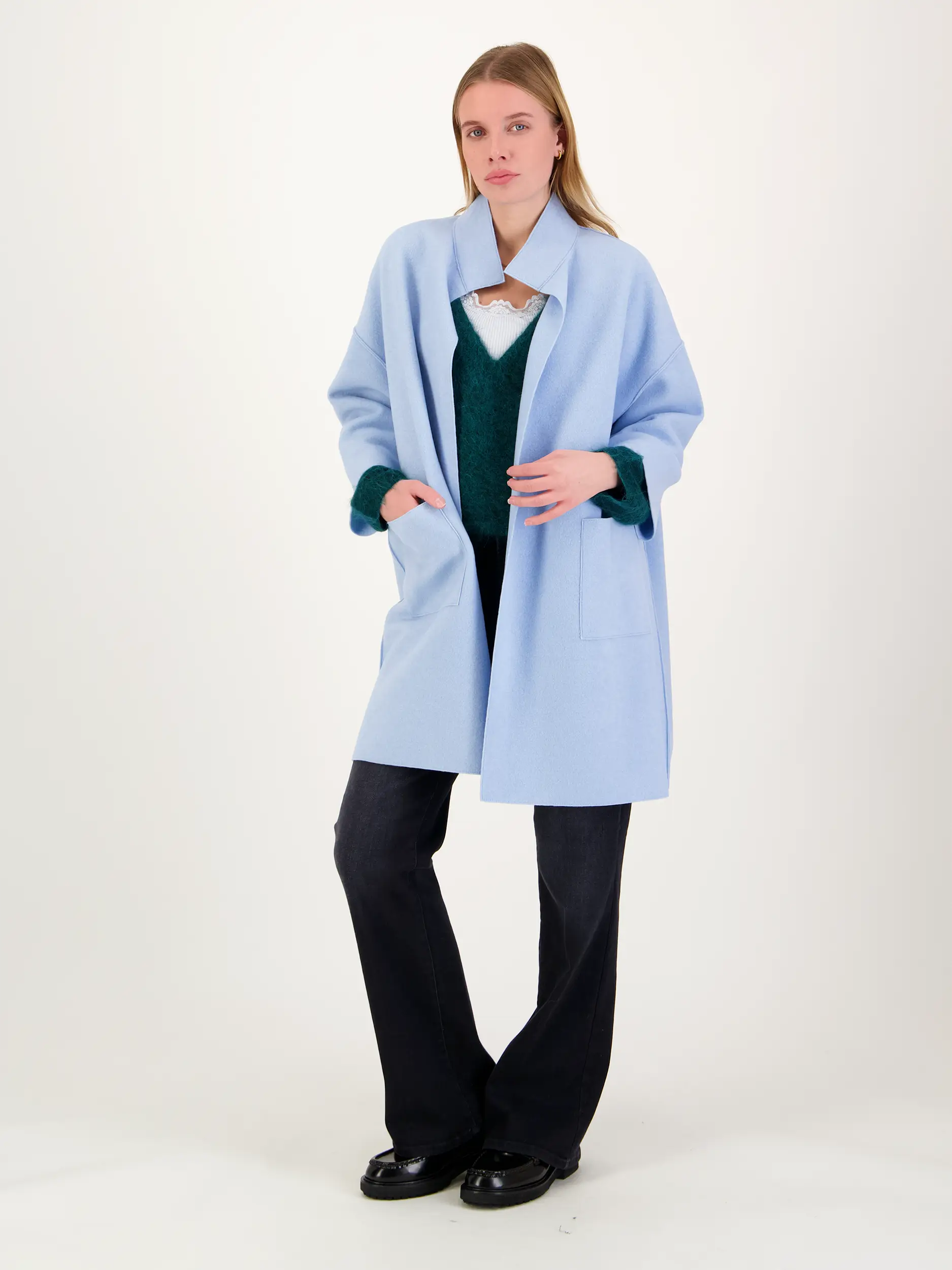 Rippstricktop mit Spitze aus Seiden-Mix - Artikel Teil eines Outfits getragen von einem Modell - Farbe: Blau