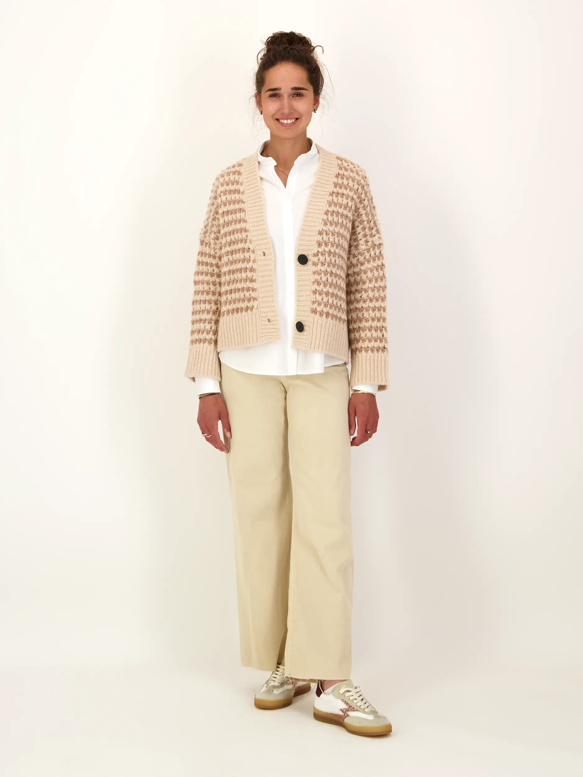 Gemusterte Strickjacke aus Kaschmir - Artikel Teil eines Outfits getragen von einem Modell