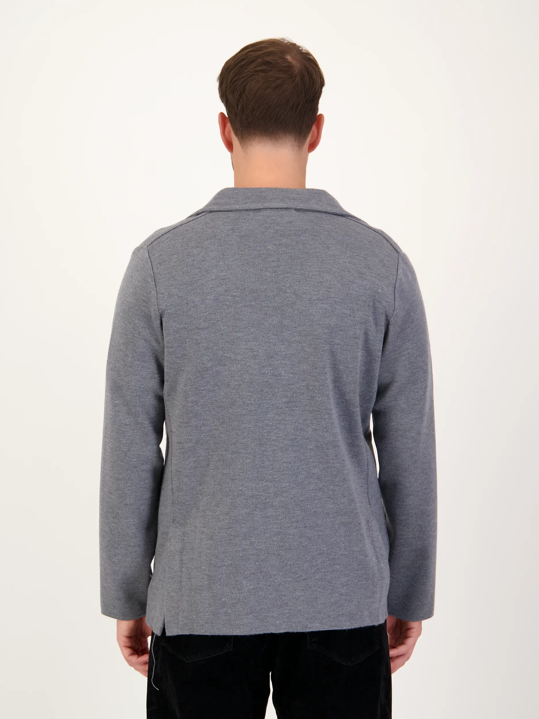 Stricksakko aus Wolle - Artikel Rückseite getragen von einem Modell - Farbe: Grau