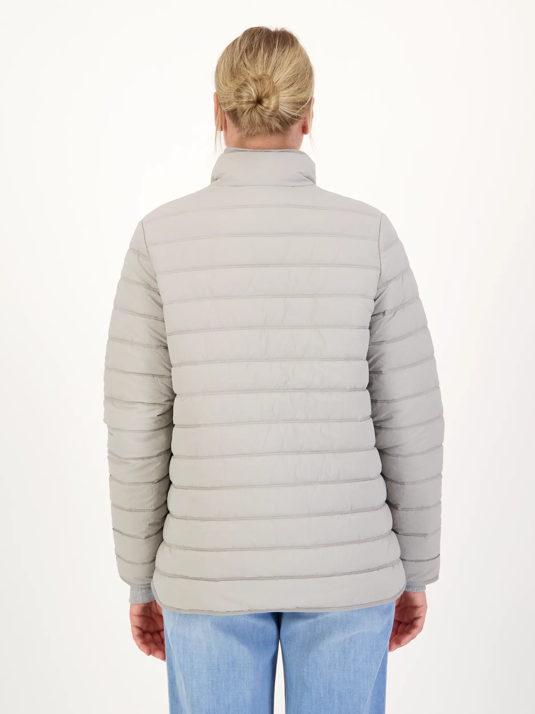 Steppjacke - Artikel Rückseite getragen von einem Modell - Farbe: Grau