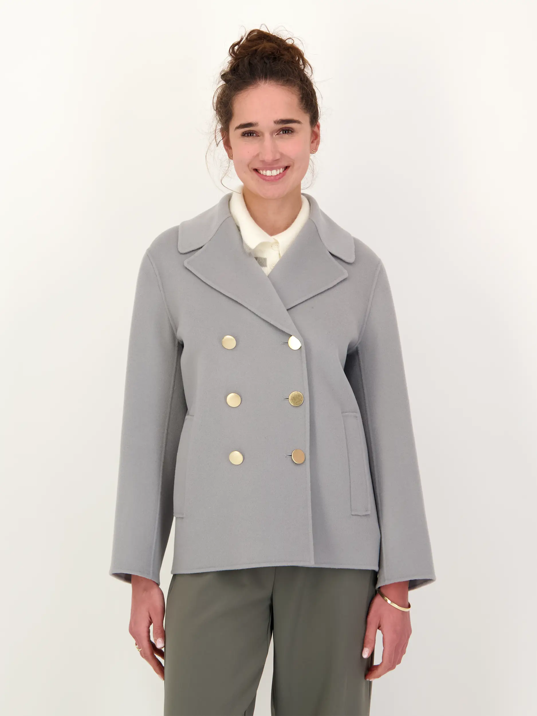 Wolljacke - Artikel Vorderseite getragen von einem Modell - Farbe: Grau