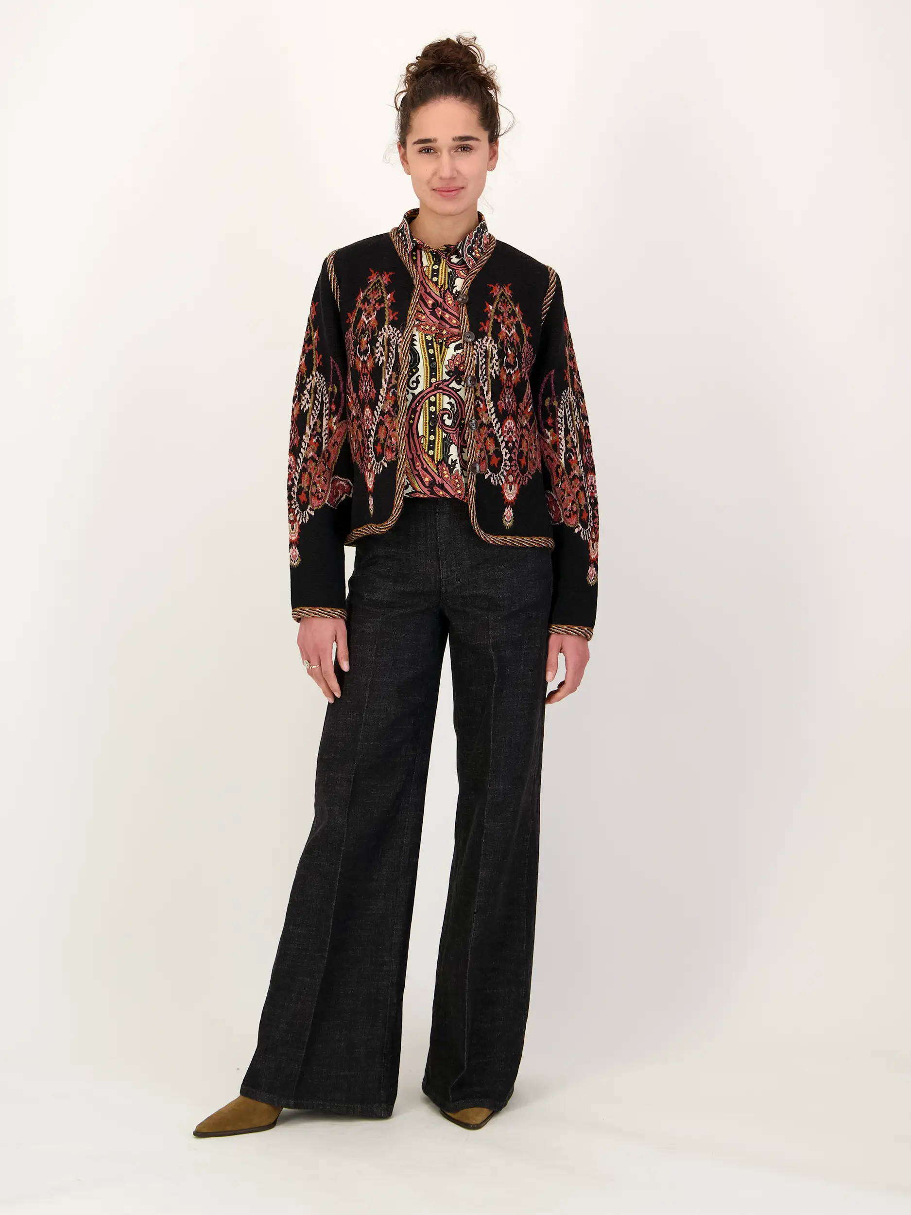 Strickjacke aus Woll-Mix - Artikel Teil eines Outfits getragen von einem Modell - Farbe: Schwarz