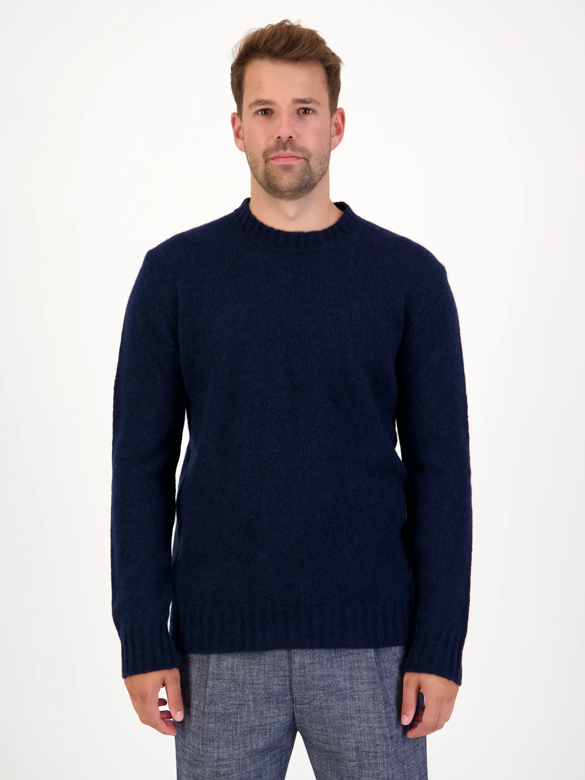 Pullover 'Lee' aus Merinowoll-Mix langarm - Artikel Vorderseite getragen von einem Modell - Farbe: Blau