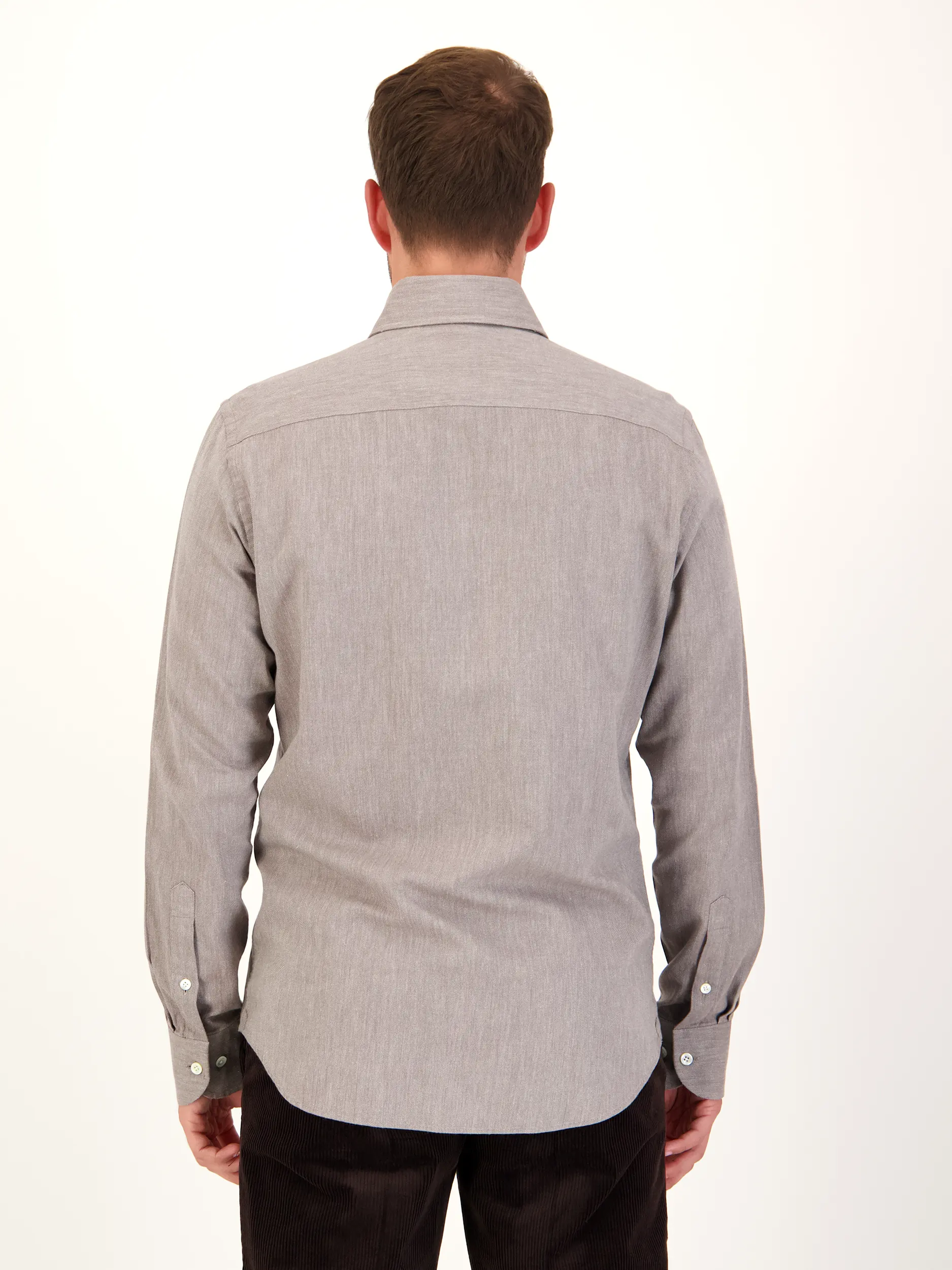 Hemd mit Haifischkragen langarm - Artikel Rückseite getragen von einem Modell - Farbe: Braun