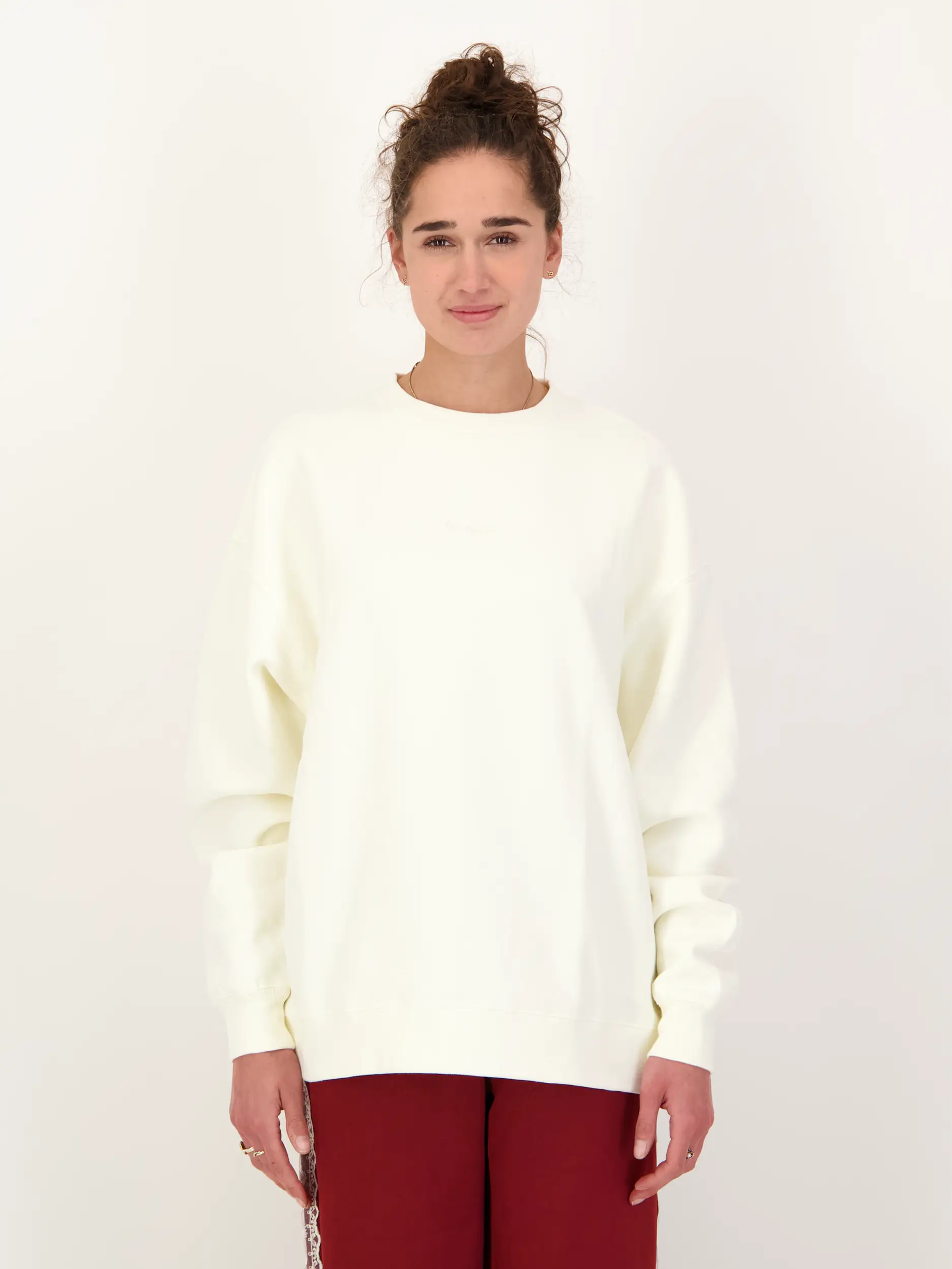 Sweatshirt 'Nostalgia Heart' - Artikel Vorderseite getragen von einem Modell - Farbe: Creme