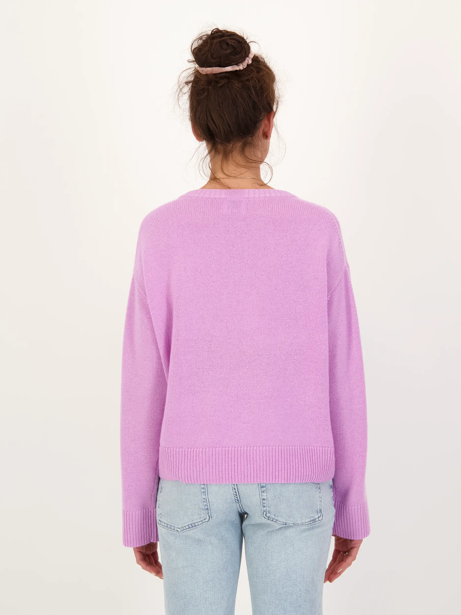 Pullover aus Kaschmir langarm - Artikel Rückseite getragen von einem Modell - Farbe: Violett