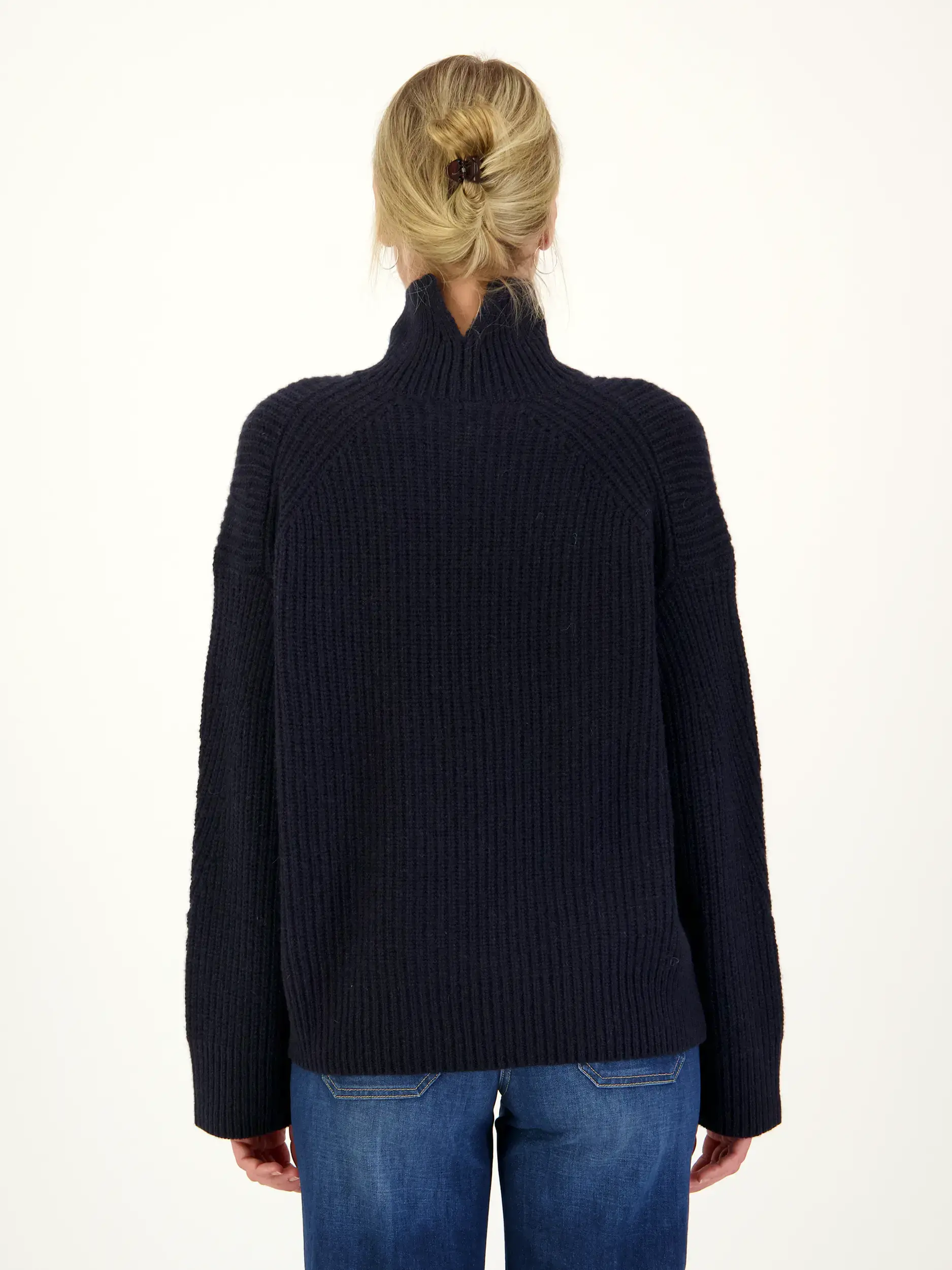 Rollkragenpullover aus Kaschmir langarm - Artikel Rückseite getragen von einem Modell