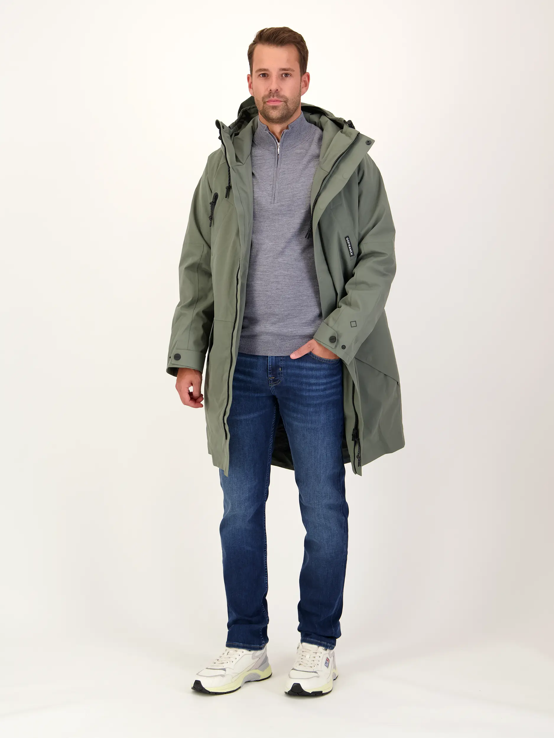 Mid Rise Slim Fit Jeans - Artikel Teil eines Outfits getragen von einem Modell - Farbe: Blau