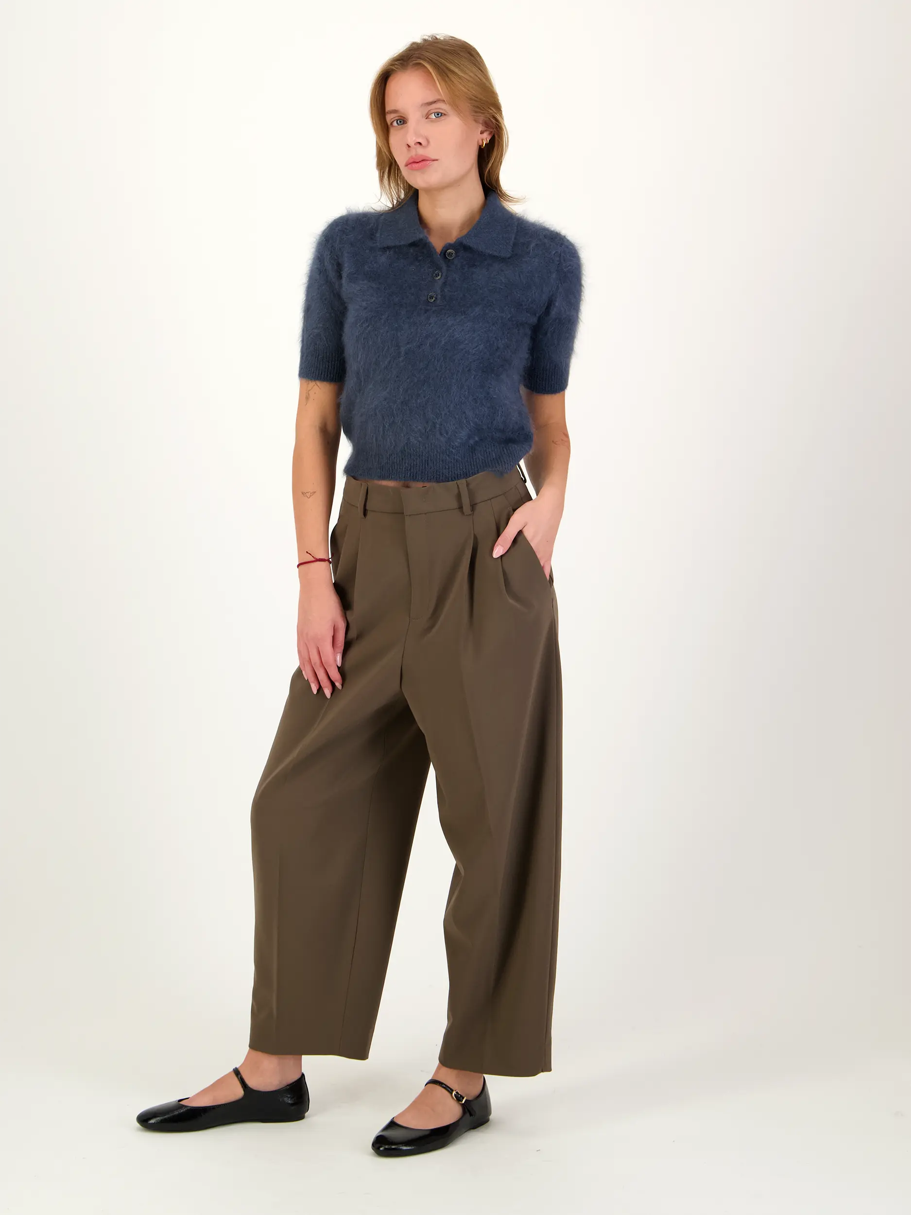 Pullover 'Carolyn' aus Kaschmir kurzarm - Artikel Teil eines Outfits getragen von einem Modell - Farbe: Blau